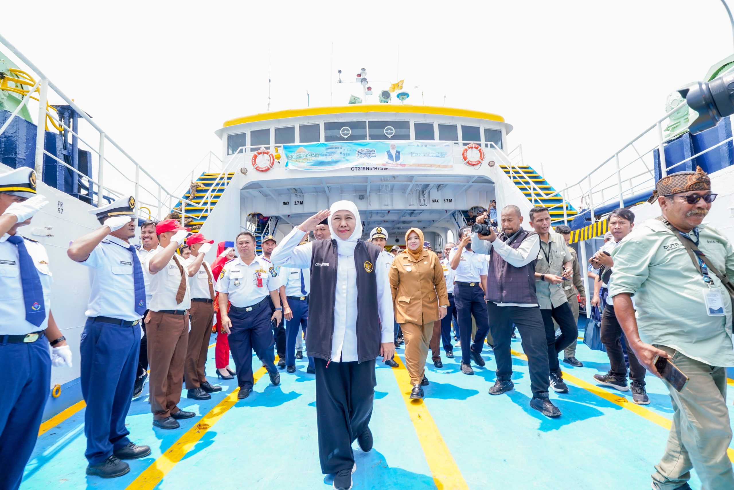 Berangkatkan Kapal Mudik Gratis ke Pulau Raas Sumenep, Gubernur Khofifah Pastikan Pemudik Gratis Jalur Laut Aman, Nyaman dan Bahagia.