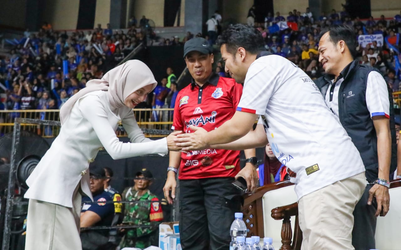 Saksikan Pertandingan PLN Mobile Proliga 2025, Wagub Emil: Pemprov Jatim Komitmen Lahirkan Atlet Voli Profesional