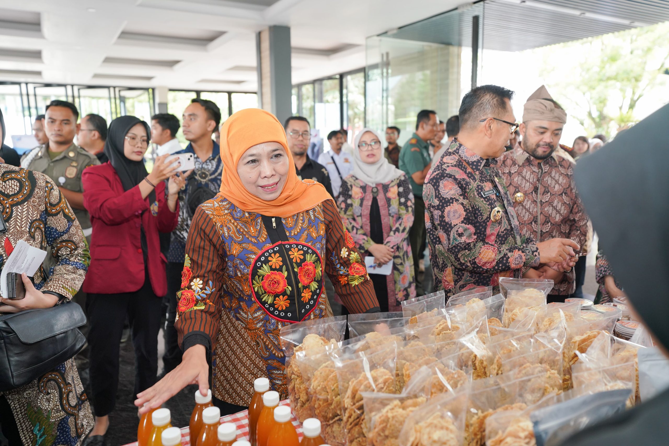 Kado Hari Kartini, Gubernur Khofifah Serahkan Bantuan KIP Putri Jawara Senilai Rp 4,6 Miliar untuk Ribuan Perempuan Tangguh Jawa Timur