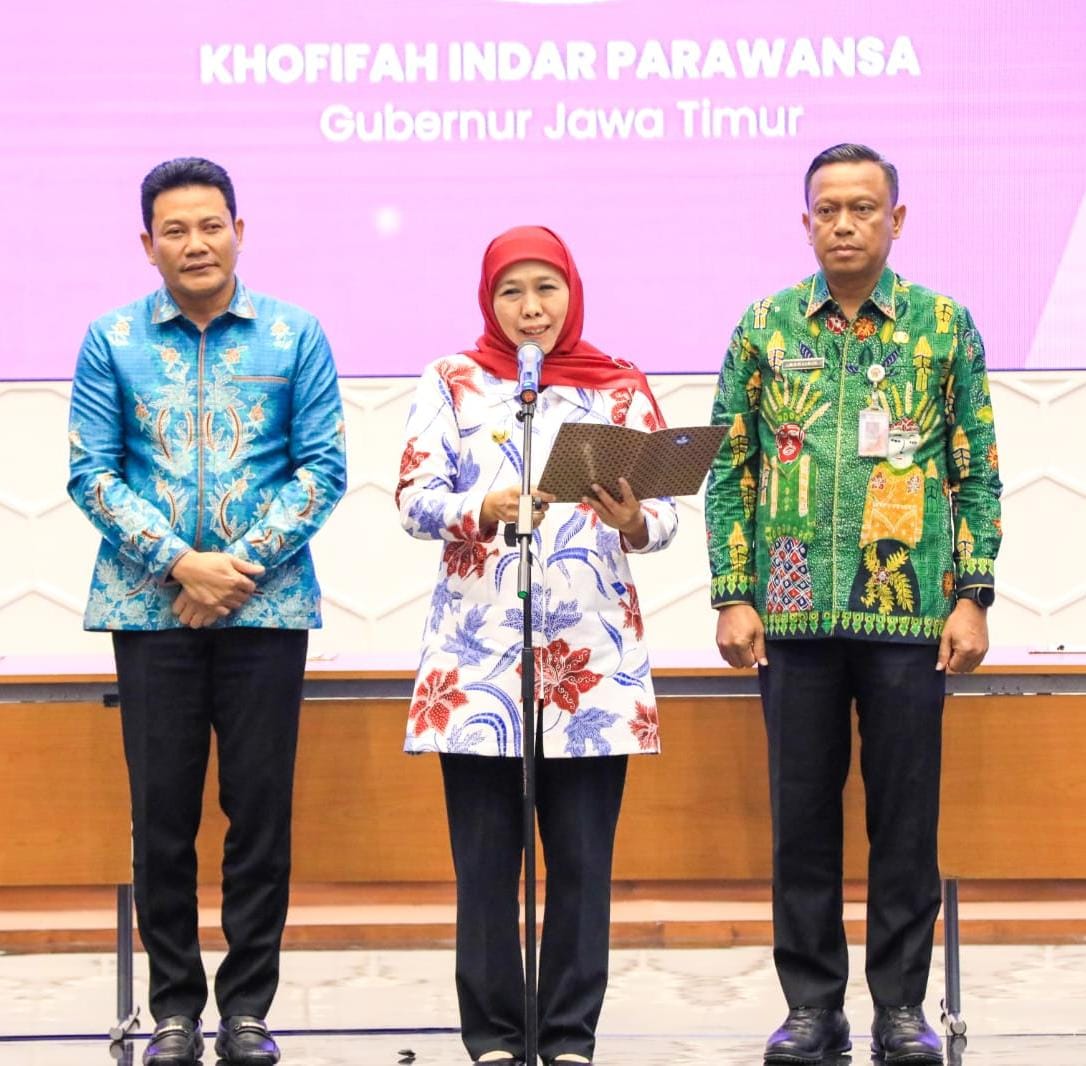 Gubernur Khofifah Terima Penghargaan Menteri Dikdasmen Atas Kinerja Tinggi UKBI 2021-2024