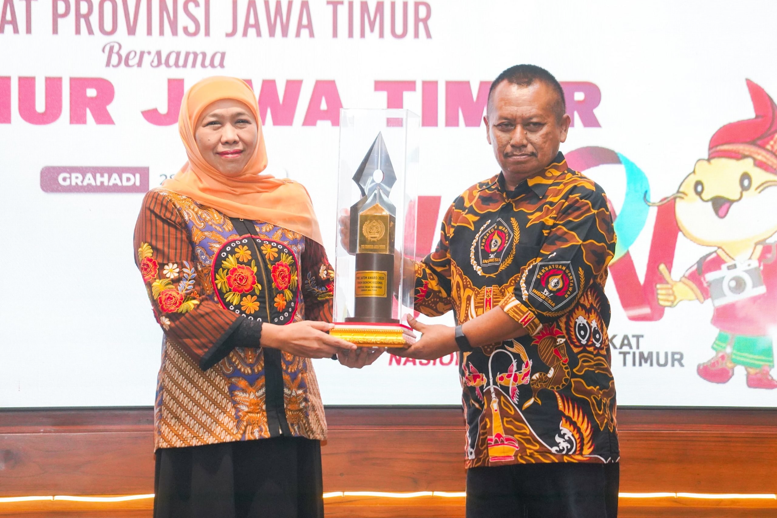 Konsisten Ciptakan Ekosistem Perekonomian Berkelanjutan Antar Daerah, Gubernur Khofifah Dinobatkan Sebagai Tokoh Ekonomi Regional dalam PWI Jatim Award 2025