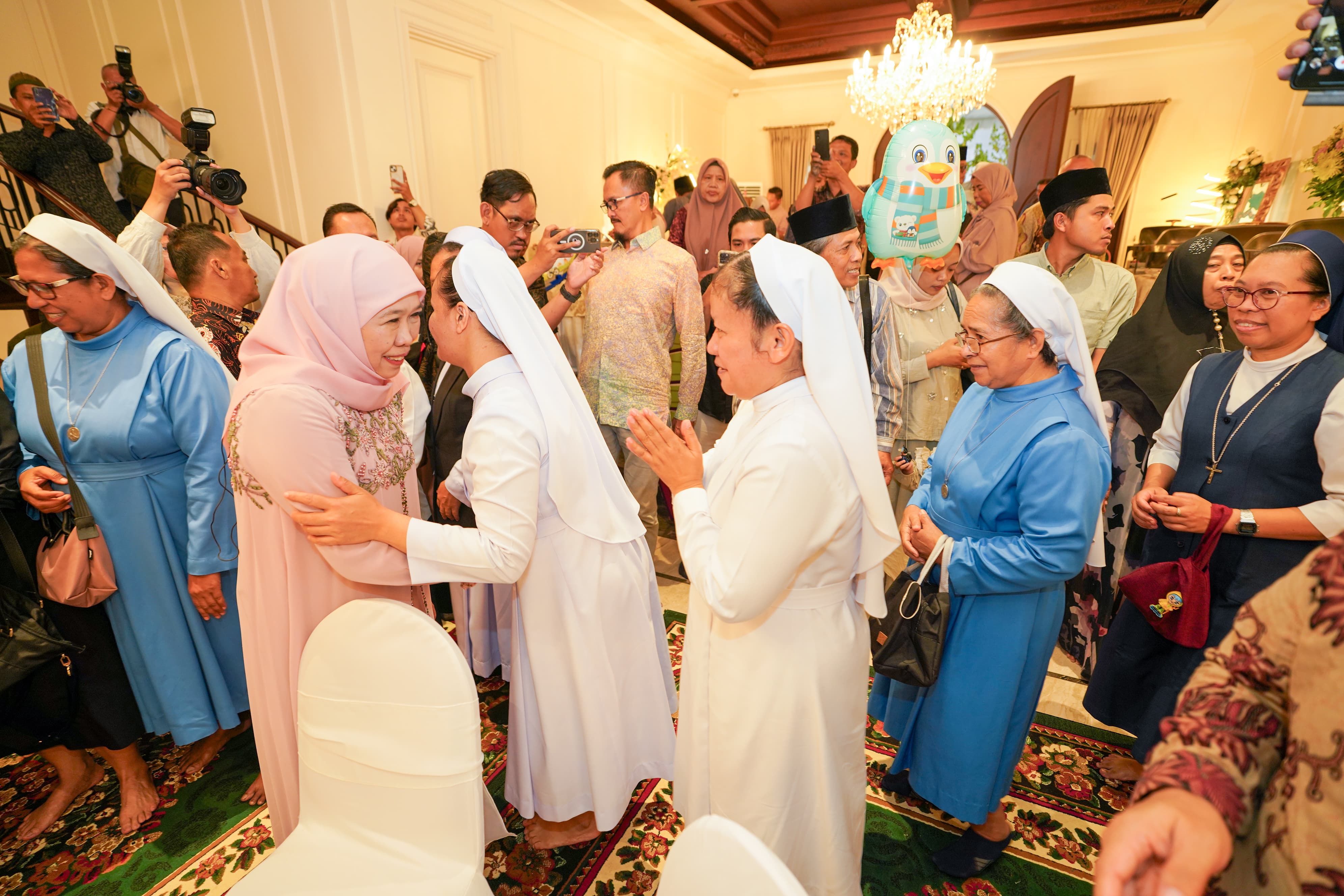 Open House Lebaran Hari Kedua di Kediaman Gubernur Khofifah, Hadir Uskup Surabaya RD Agustinus Tri Budi Utomo dan Para Suster