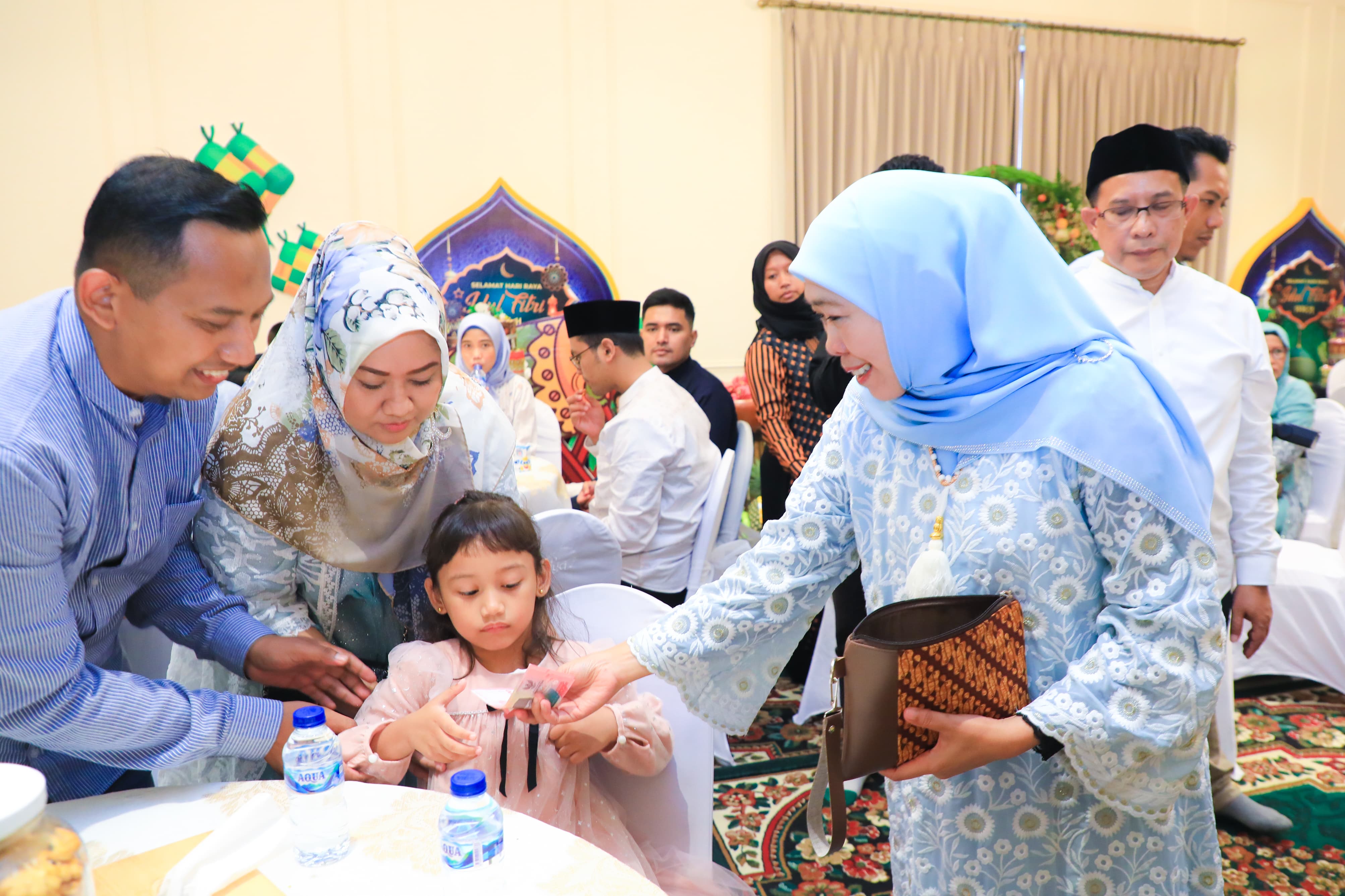 Akhiri Rangkaian Tiga Hari Open House Lebaran Iedul Fitri , Gubernur Khofifah Sampaikan Terima Kasih pada Ribuan Masyarakat yang Hadir di Grahadi dan Kediaman