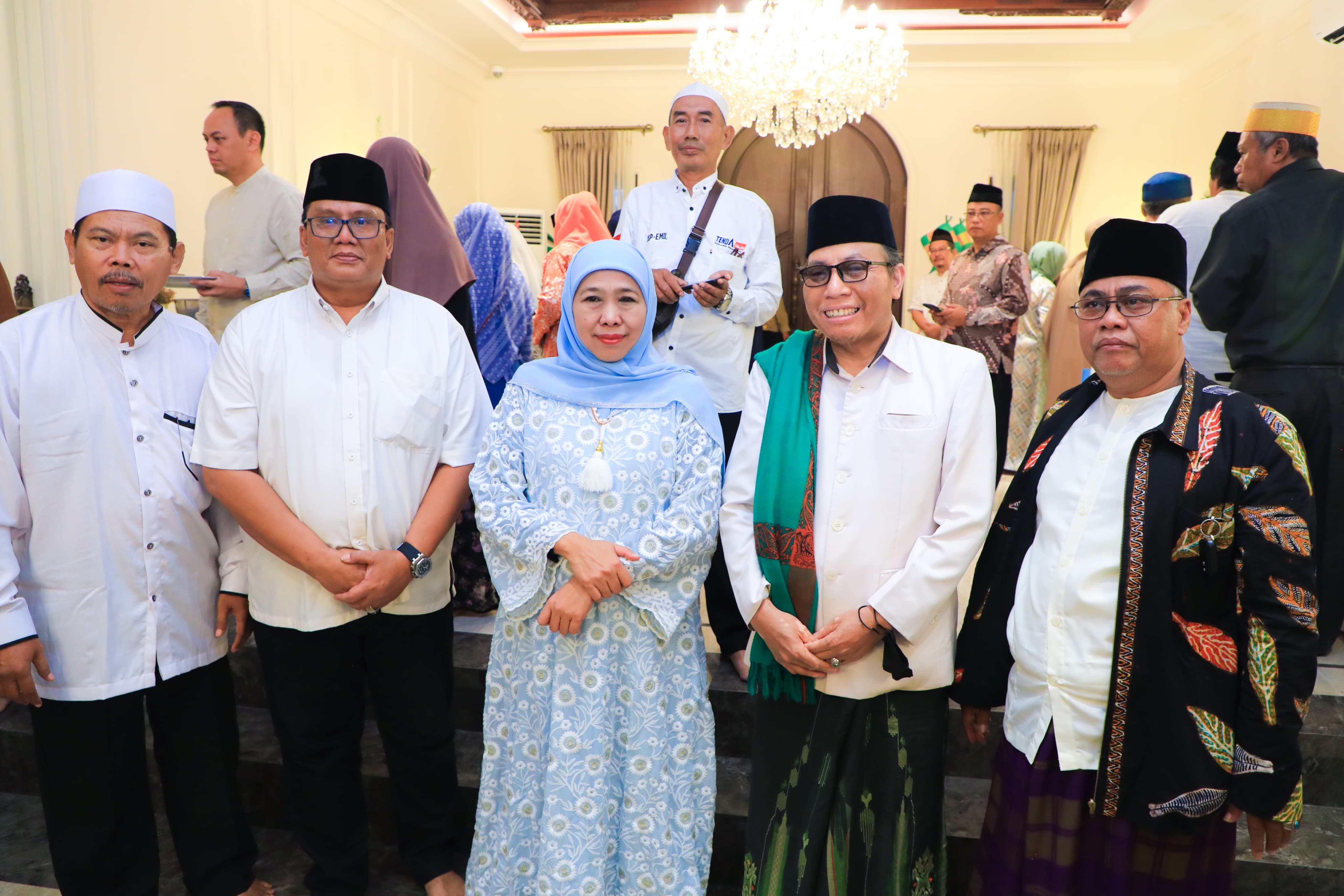Akhiri Rangkaian Tiga Hari Open House Lebaran Iedul Fitri , Gubernur Khofifah Sampaikan Terima Kasih pada Ribuan Masyarakat yang Hadir di Grahadi dan Kediaman