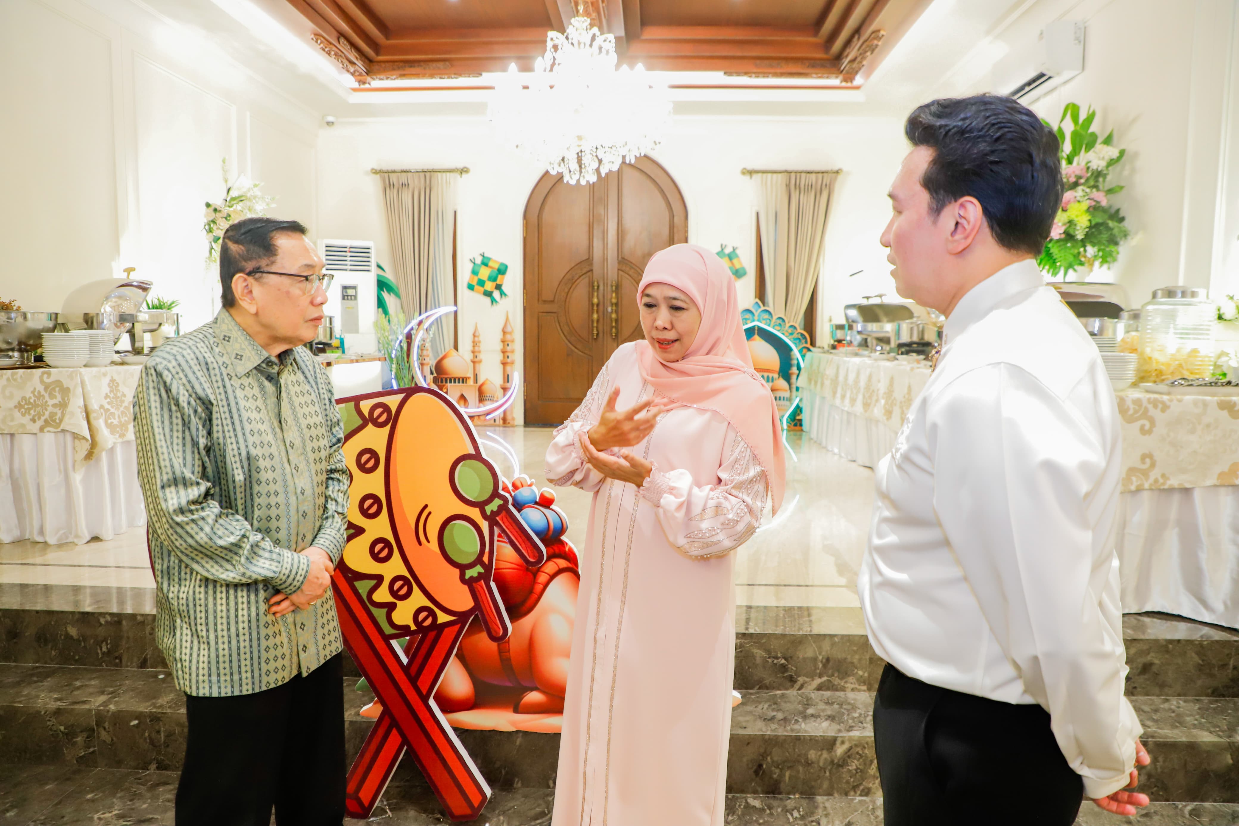 Gubernur Khofifah Pesan Kepada Bos Maspion Group Alim Markus sekaligus Ketua Dewan Pertimbangan Apindo Jatim Agar  Jangan Ada PHK di Jawa Timur