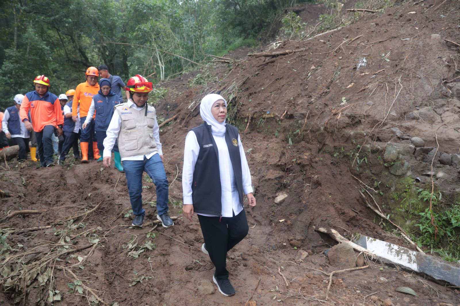 Tinjau Lokasi Longsor Cangar-Pacet, Gubernur Khofifah Fokuskan Pembersihan, Normalisasi Sungai dan Pemasangan Bronjong Setinggi 70 Meter