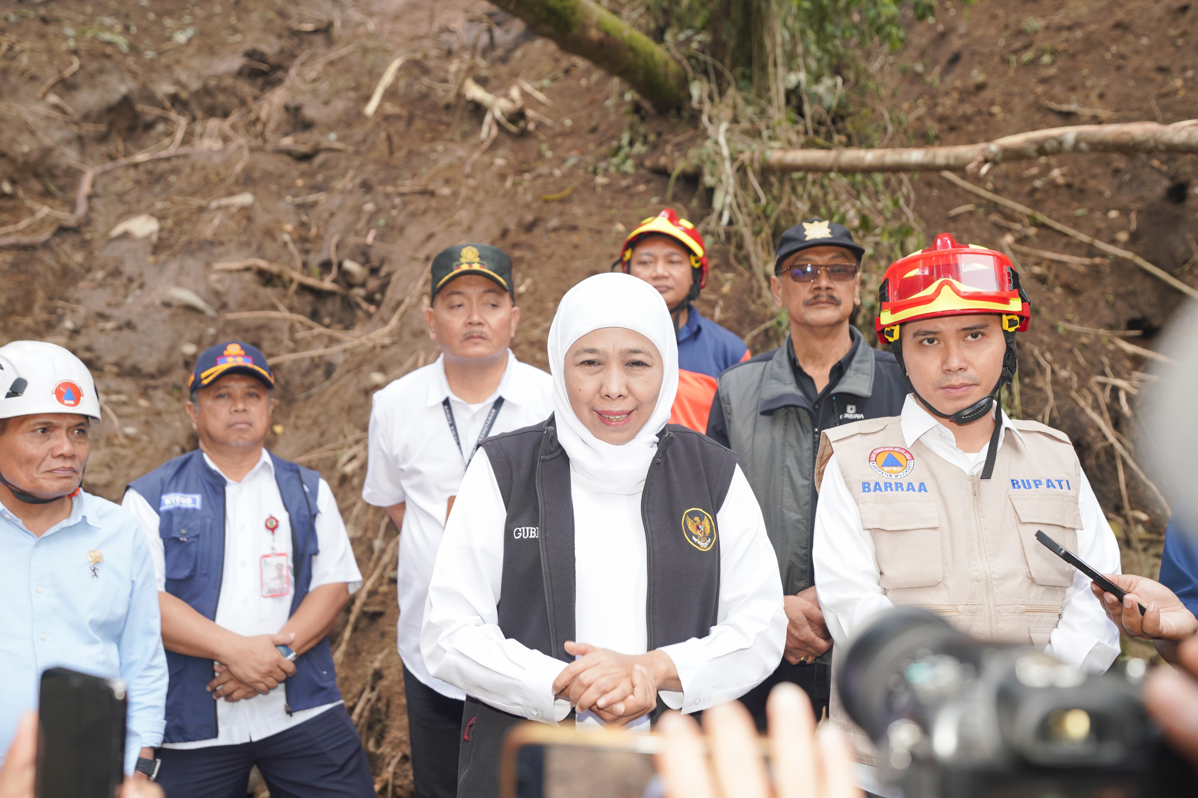 Tinjau Lokasi Longsor Cangar-Pacet, Gubernur Khofifah Fokuskan Pembersihan, Normalisasi Sungai dan Pemasangan Bronjong Setinggi 70 Meter