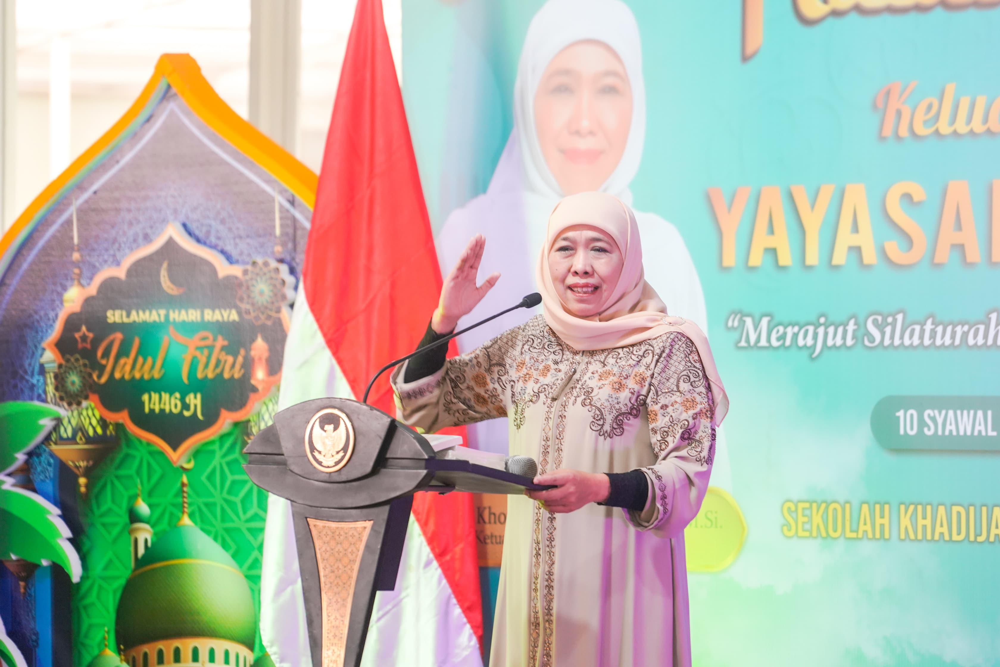 Gubernur Khofifah Bersyukur Banyak Murid SMA Khadijah Diterima PTN Tanpa Tes. Bagikan Buku Hadratusy Syech KHM. Hasyim Asy’ary Pemersatu Umat Islam Indonesia