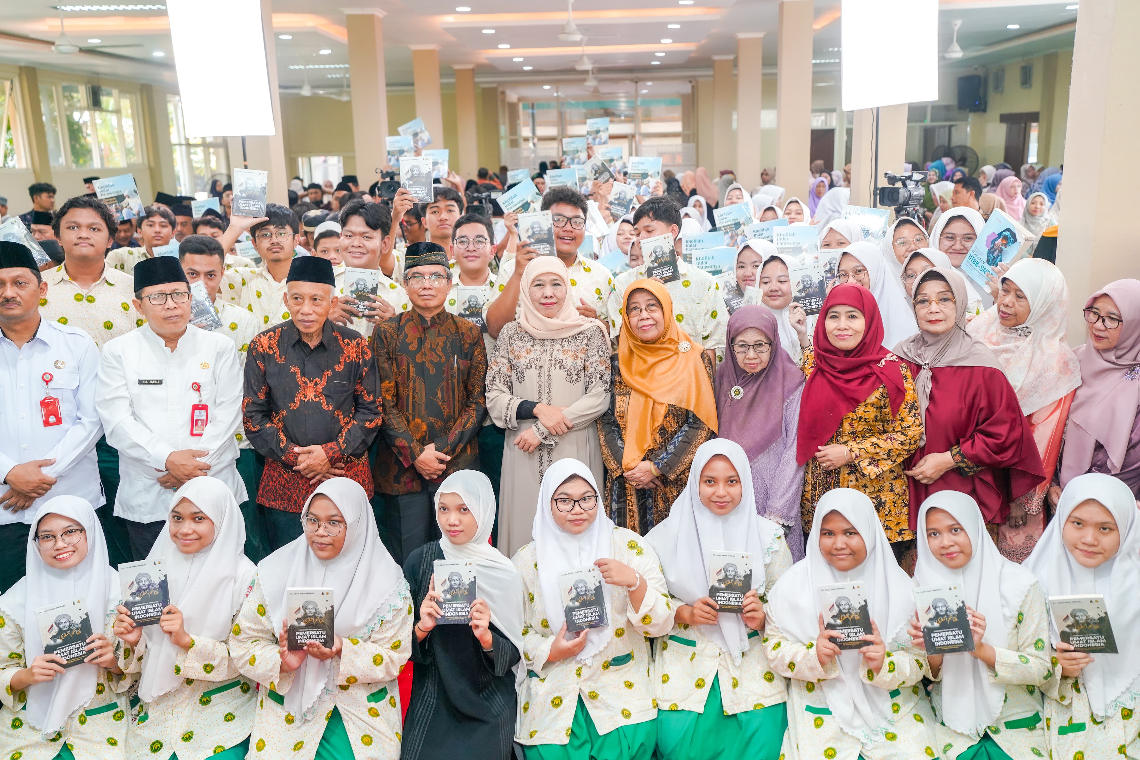 Gubernur Khofifah Bersyukur Banyak Murid SMA Khadijah Diterima PTN Tanpa Tes. Bagikan Buku Hadratusy Syech KHM. Hasyim Asy’ary Pemersatu Umat Islam Indonesia