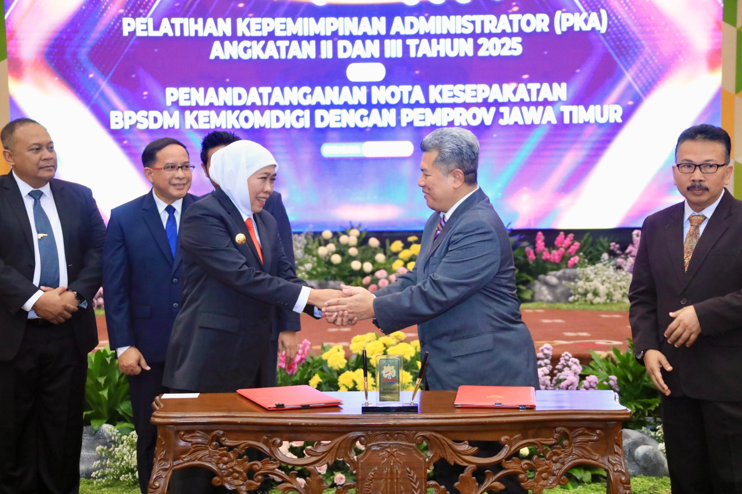 Gubernur Khofifah  Sampaikan Pesan ke Peserta PKA II dan III BPSDM Jatim Agar Perkuat Kapasitas Pemimpin Birokrasi Yang Adaptif, Inovatif, Solutif dan Visioner