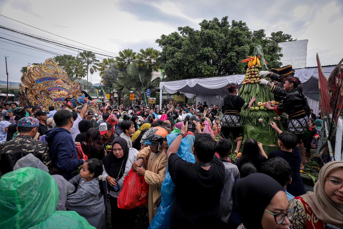 Pemkot Batu Gelar Grebeg Ketupat Syawal 1446 H yang Dimeriahkan dengan Pawai Budaya