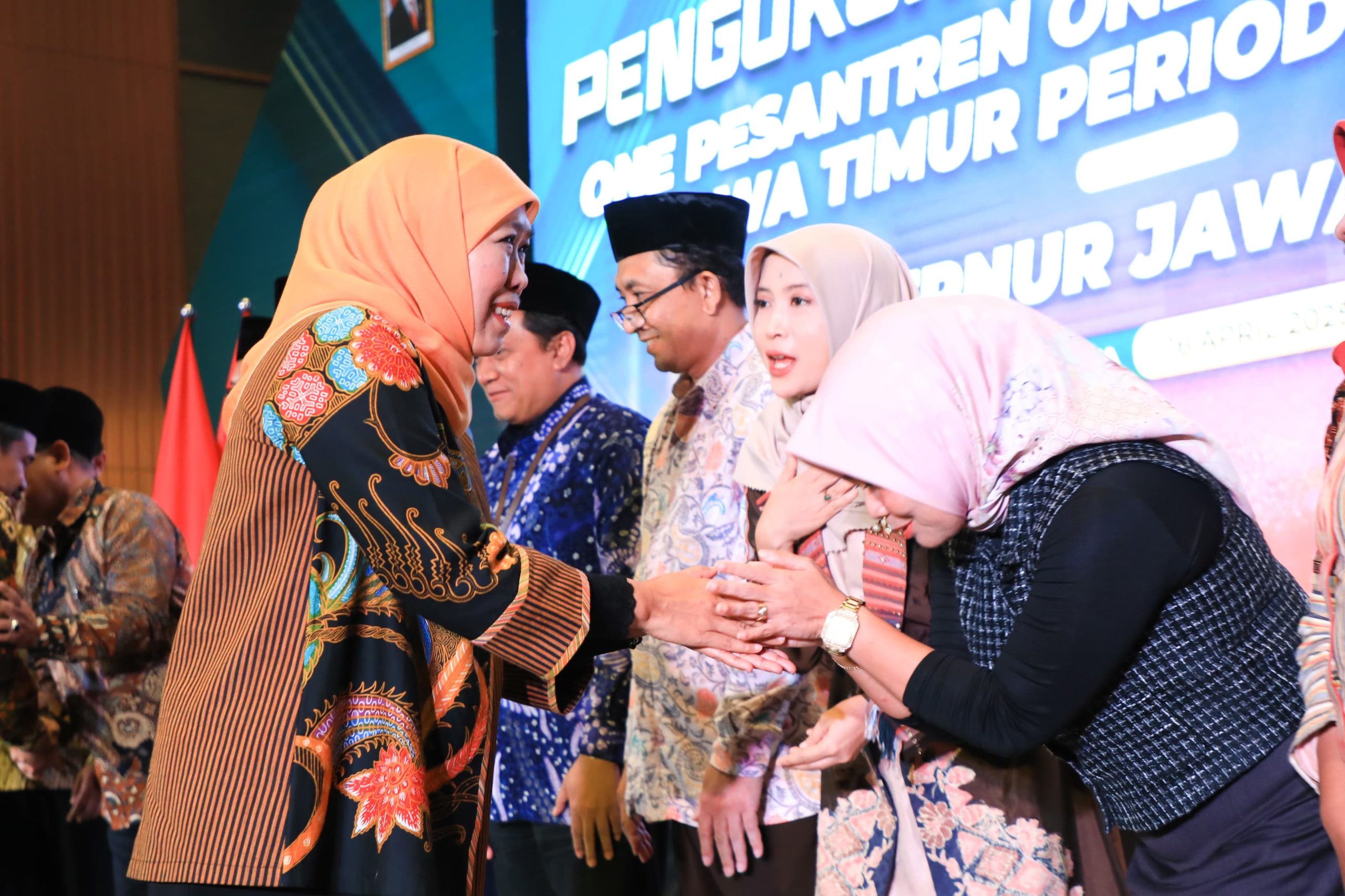 Kukuhkan Tim Penguatan dan Pengembangan Eko-Tren OPOP Jatim, Gubernur Khofifah Optimistis Bakal Jadikan Pesantren Lebih Tangguh Ekonominya