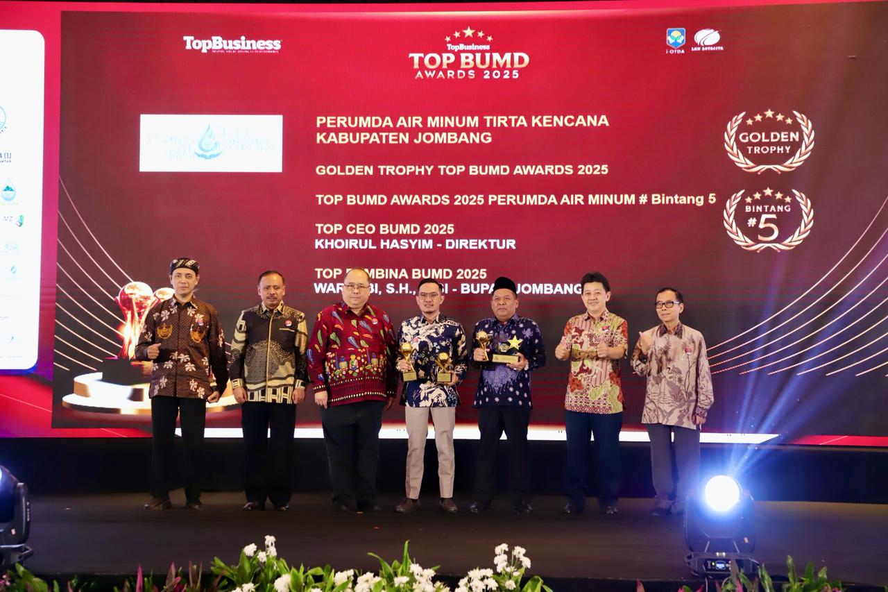 Komitmen untuk Inovasi dan Tata Kelola Perusahaan yang Baik, Perumdam Tirta Kencana Jombang raih  Golden Trophy di Ajang Top BUMD Awards 2025