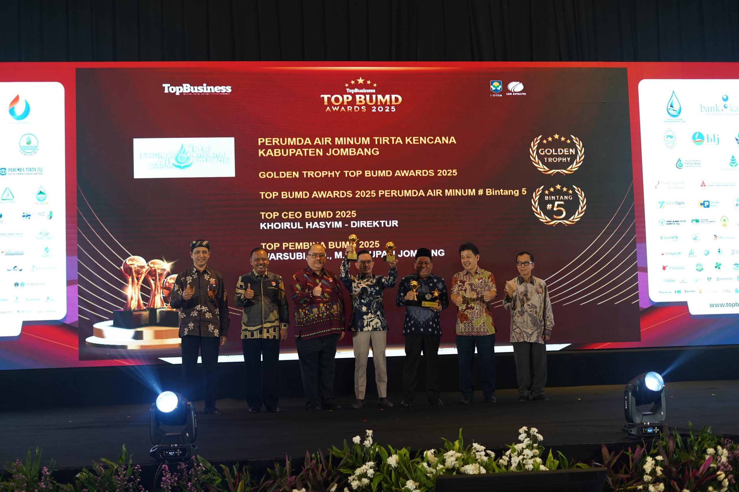 Komitmen untuk Inovasi dan Tata Kelola Perusahaan yang Baik, Perumdam Tirta Kencana Jombang raih  Golden Trophy di Ajang Top BUMD Awards 2025