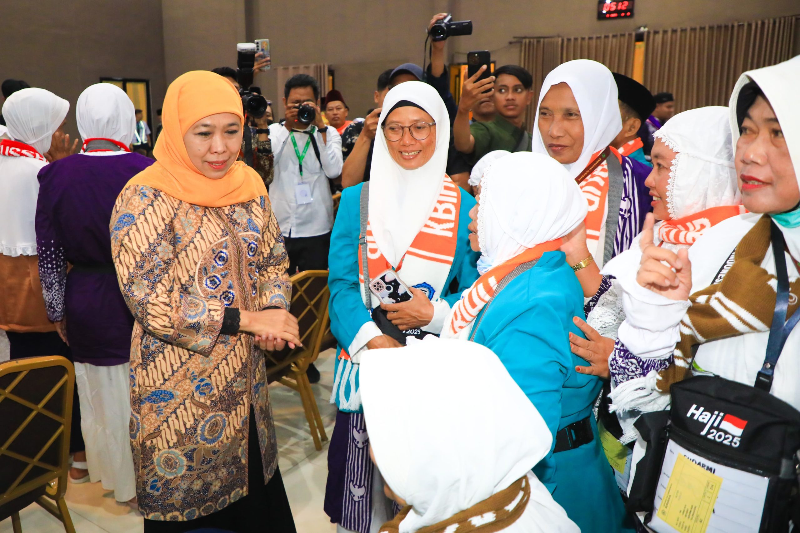 Lepas Kloter Pertama Jemaah Haji Embarkasi Surabaya, Gubernur Khofifah Titip Doa untuk Indonesia dan Jatim Aman  Bahagia Sejahtera