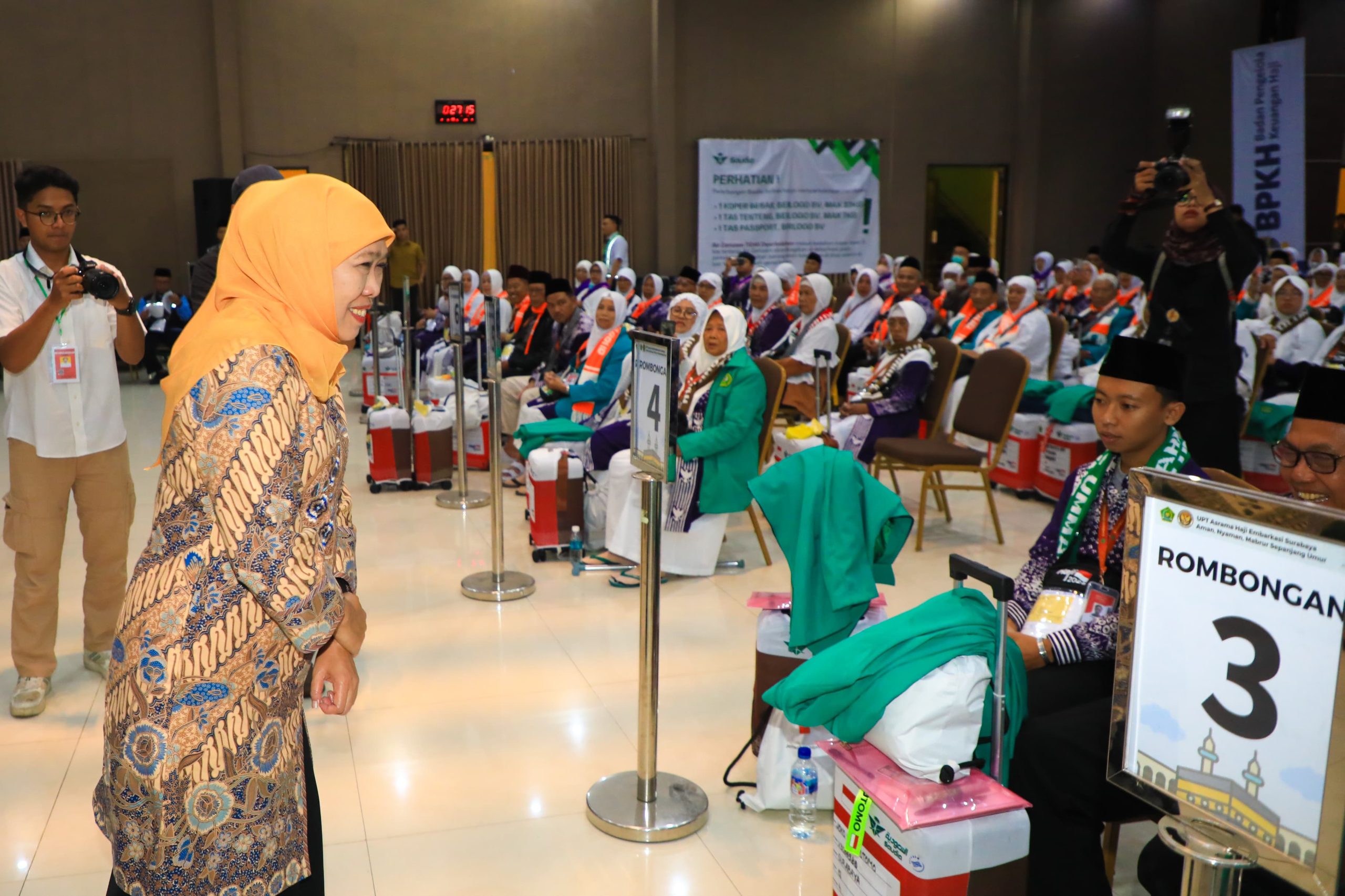 Lepas Kloter Pertama Jemaah Haji Embarkasi Surabaya, Gubernur Khofifah Titip Doa untuk Indonesia dan Jatim Aman  Bahagia Sejahtera