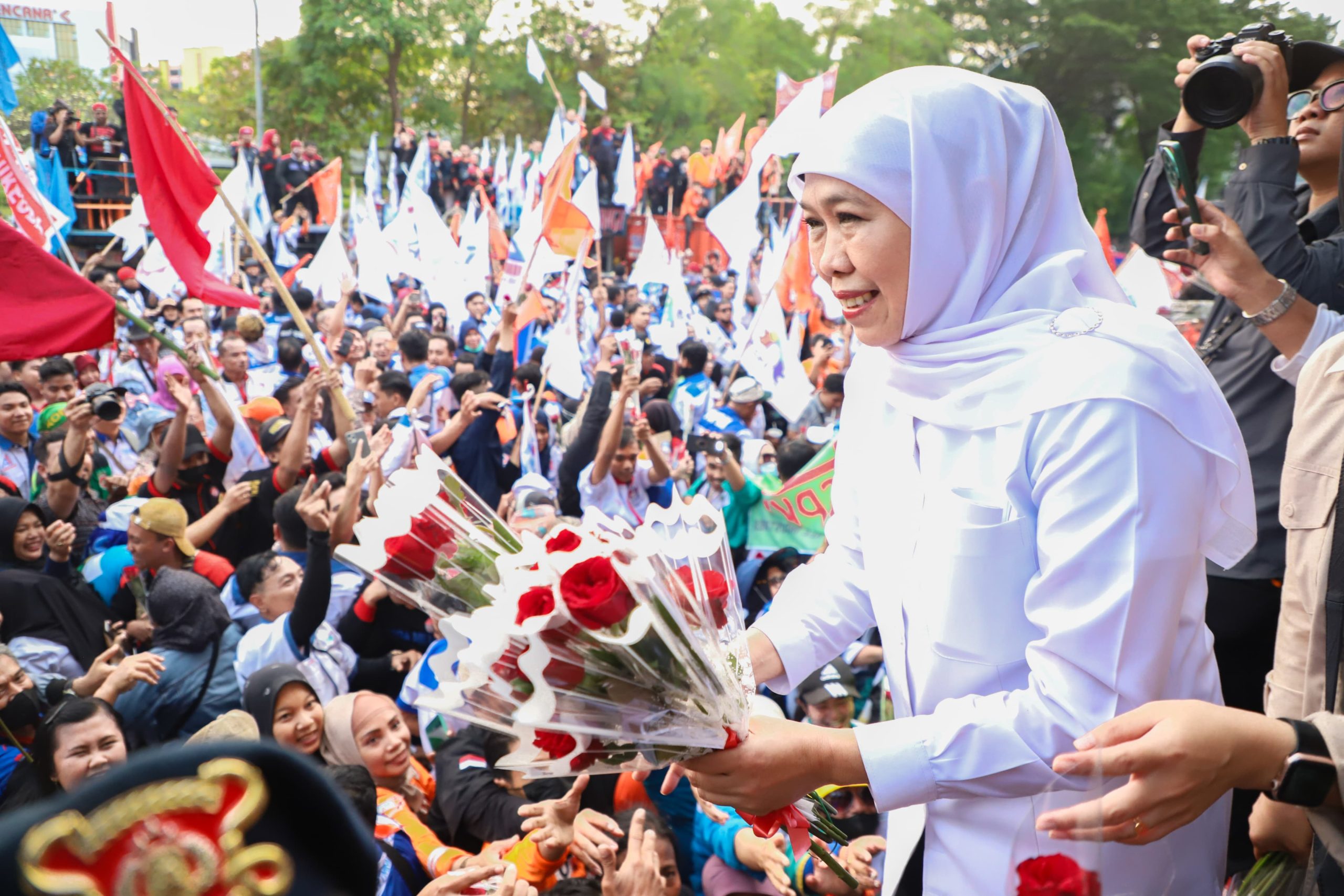 Gubernur Khofifah Bersama Ribuan Buruh se Jatim Sepakati 17 Tuntutan di Hari Buruh Internasional
