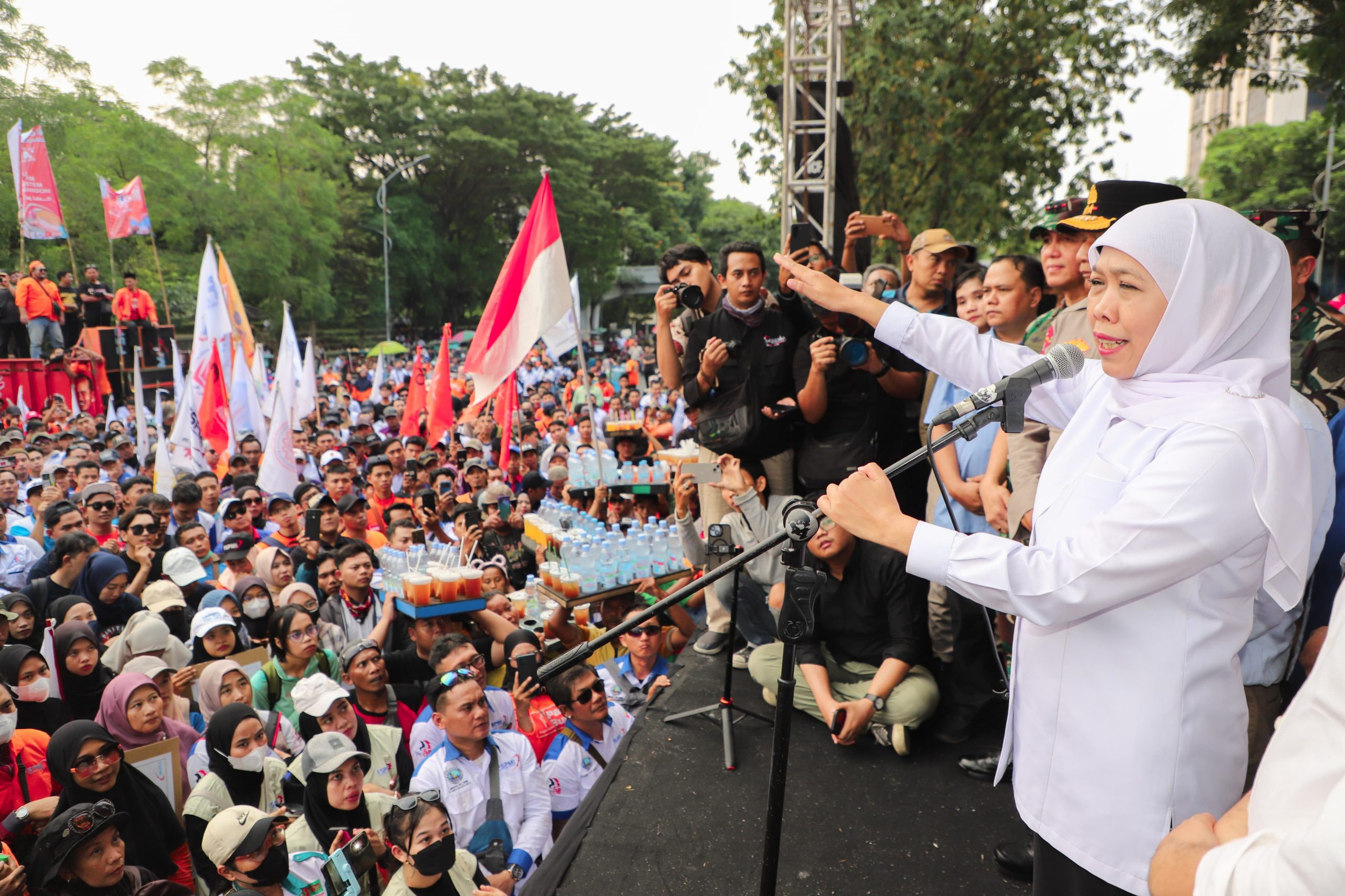 Gubernur Khofifah Bersama Ribuan Buruh se Jatim Sepakati 17 Tuntutan di Hari Buruh Internasional
