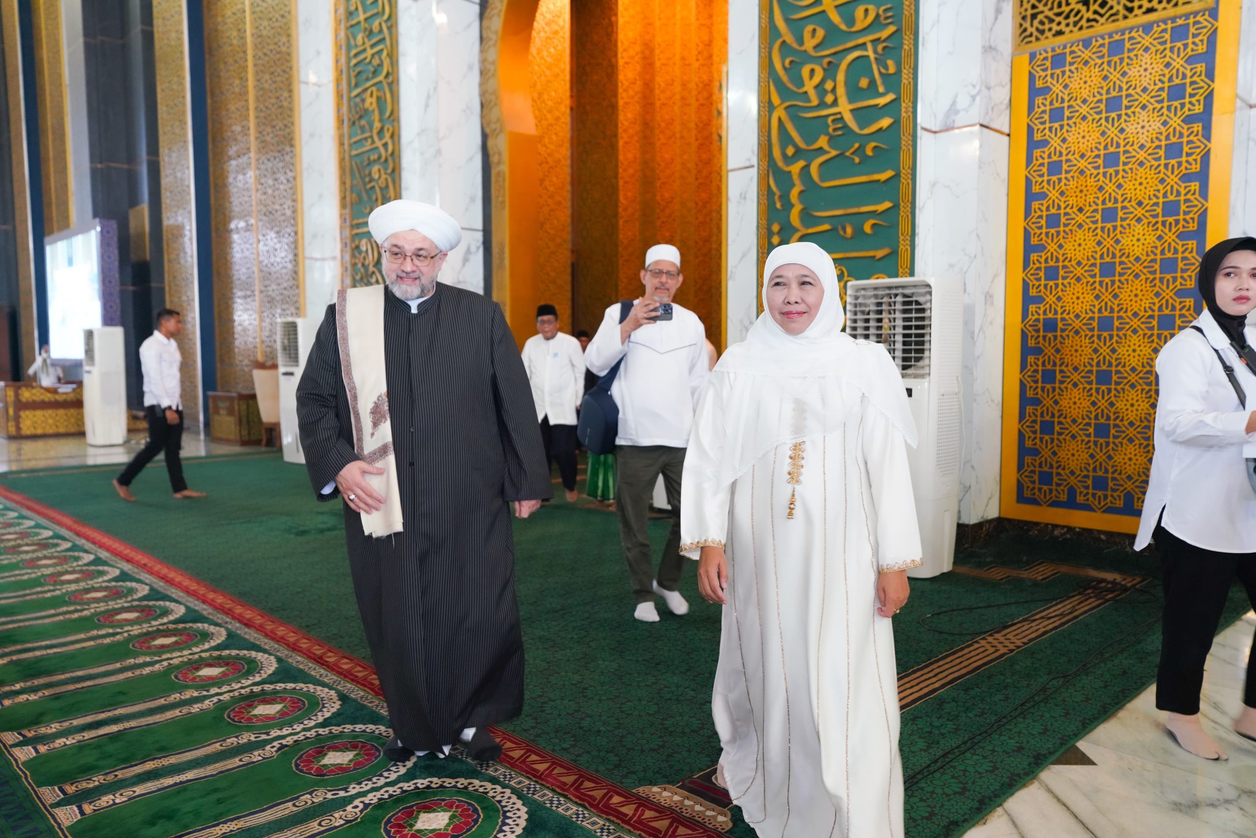 Bersama Puluhan Ribu Jemaah Muslimat NU, Gubernur Khofifah Mohon Doa Cicit Syech Abdul Qadir  Al Jailani Untuk Kedamaian Jawa Timur dan Indonesia