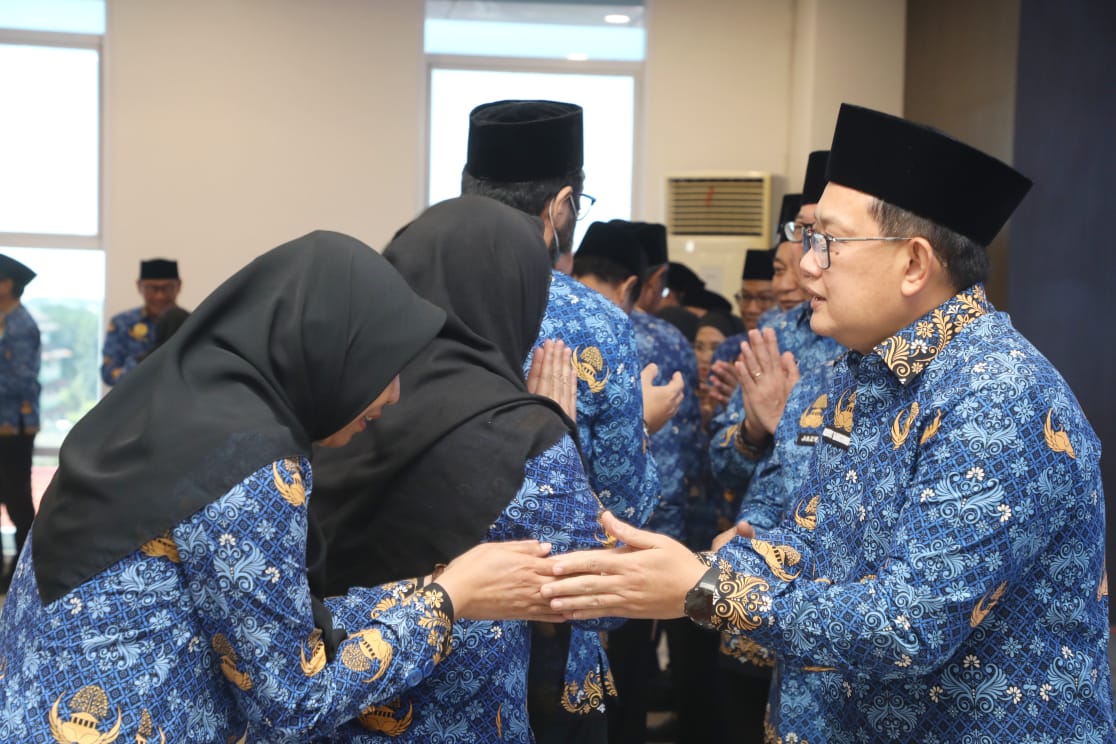 Lepas 100 CJH Anggota Korpri Jatim, Sekdaprov Adhy Pesan Jaga Diri dan Kesehatan