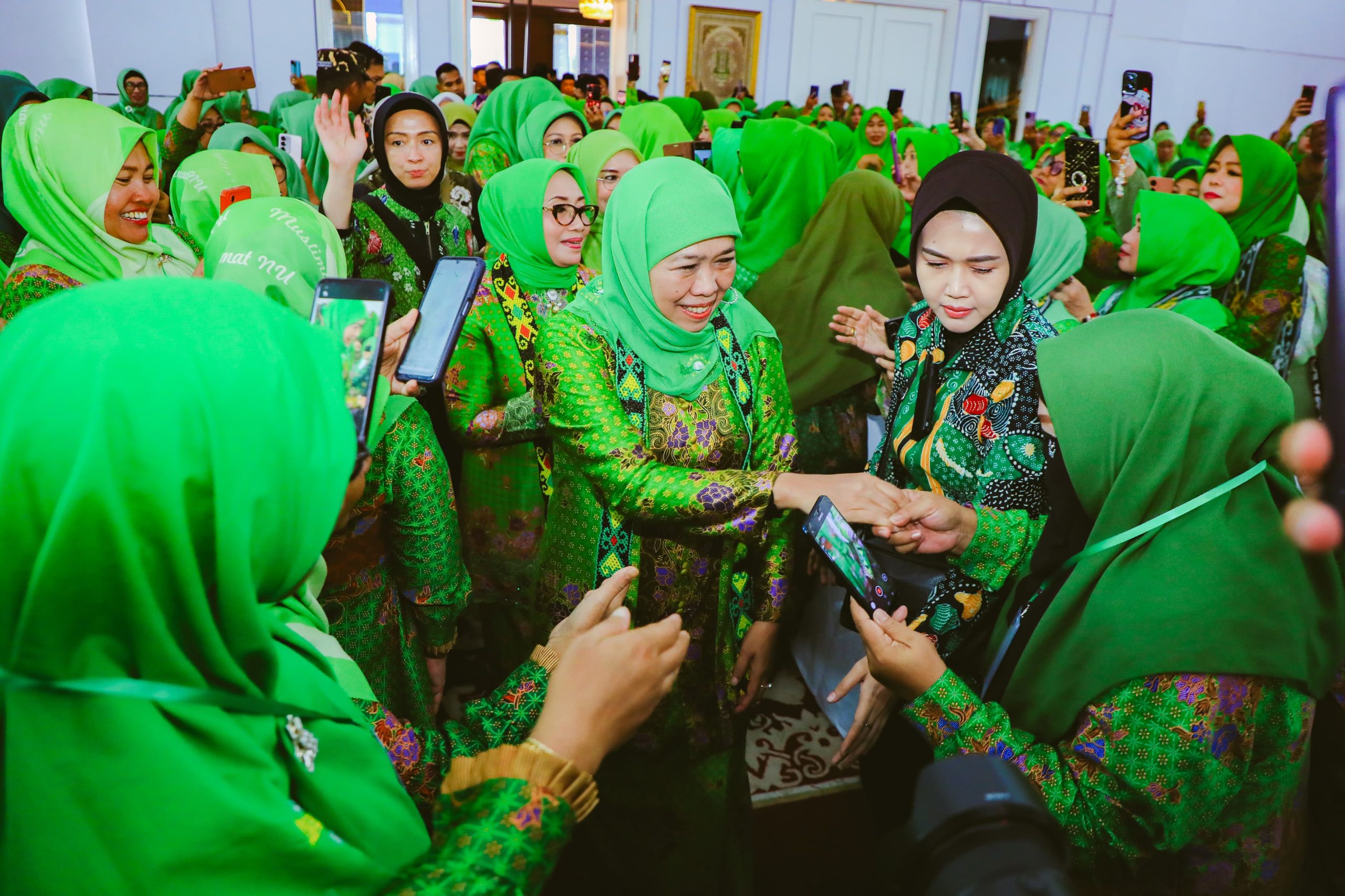 Resmi Dilantik sebagai Ketua Umum Dewan Pembina PP Muslimat NU 2025–2030, Khofifah  Luncurkan Pelatihan Paralegal dan Lembaga Advokasi Hukum Keluarga