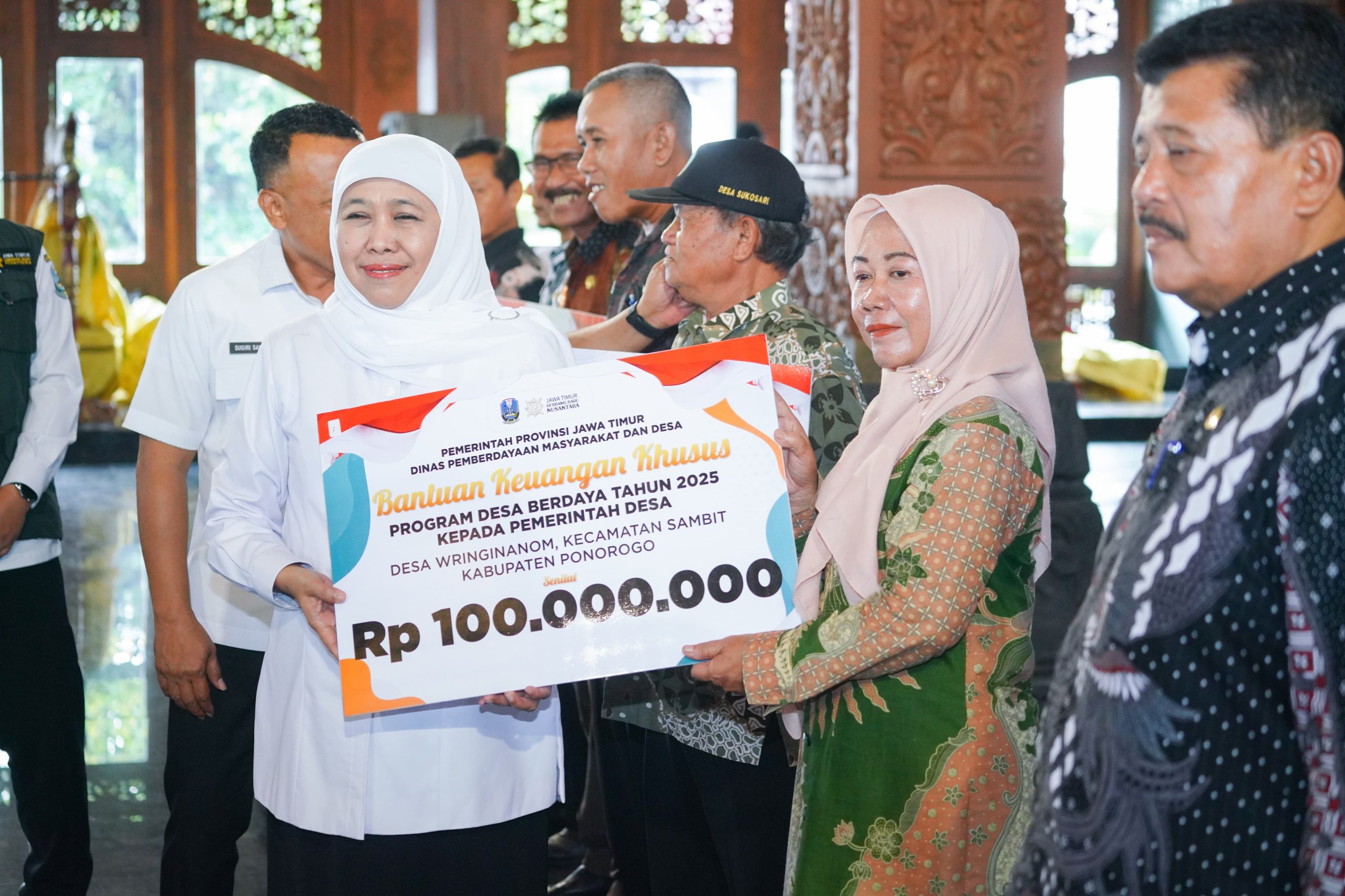 Gubernur Khofifah Serahkan Bantuan Sosial hingga BKK Desa senilai Rp 4,76 Miliar untuk Masyarakat Ponorogo
