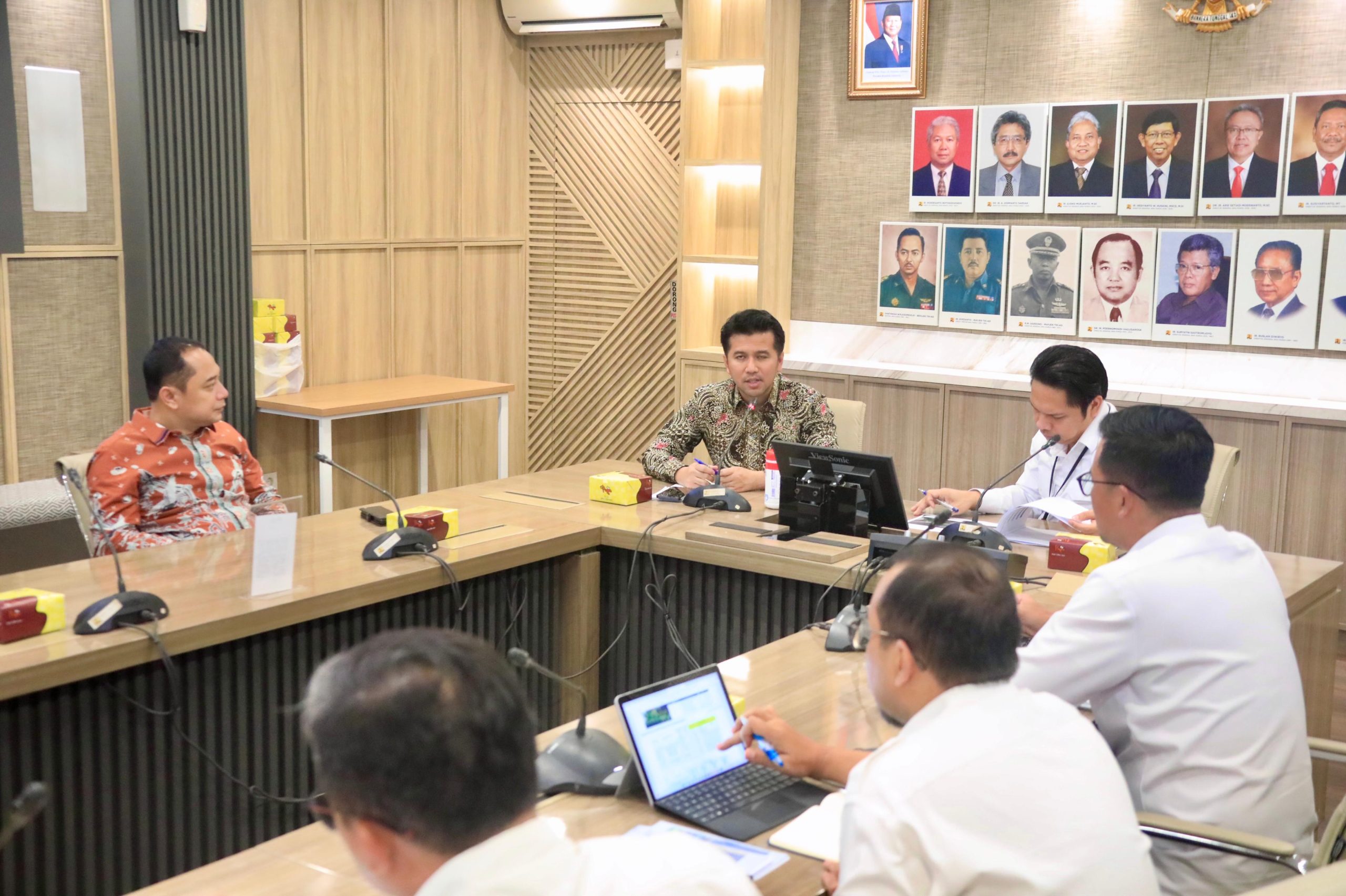 Bersama KemenPU dan Wali Kota Surabaya Eri, Wagub Emil Bahas Rencana Pembangunan Infrastruktur di Surabaya
