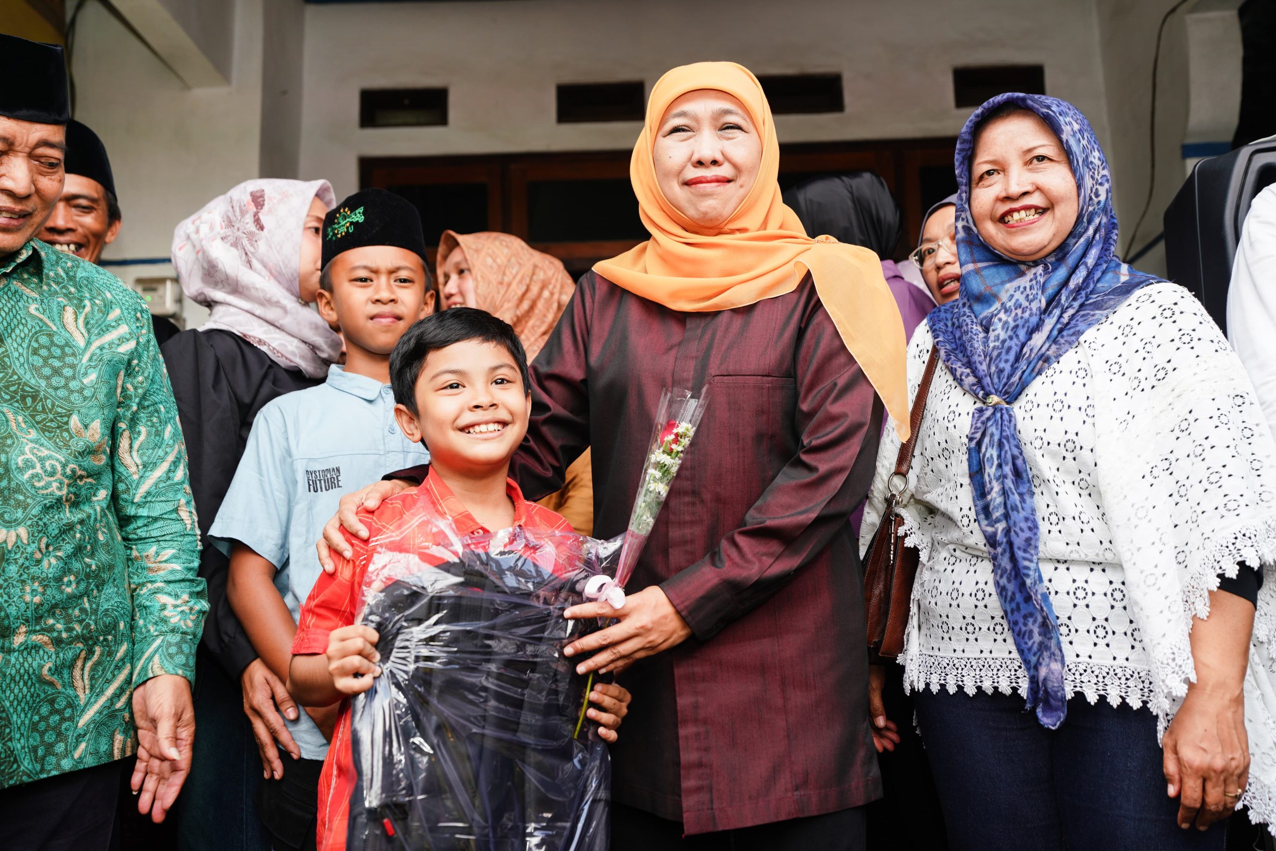 Gubernur Khofifah Wujudkan Cita-Cita Nanda Siswa SD di  Singosari Malang, Sepasang Anak Sapi Beserta Kandangnya Jadi Hadiah Istimewa