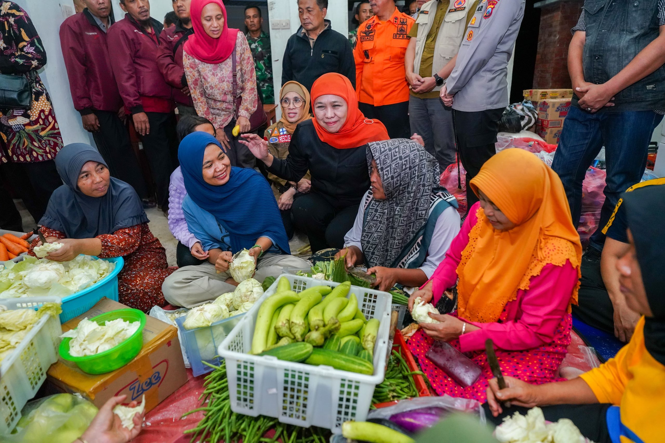 Sambangi Pengungsi dan Dapur Umum Bencana Longsor Trenggalek, Gubernur Khofifah Serahkan Bantuan Logistik