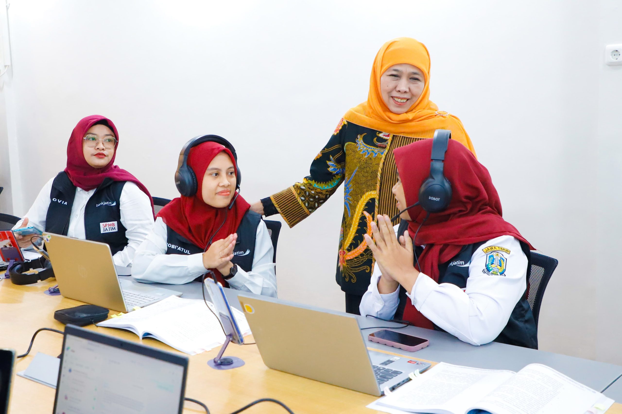 Tinjau Posko SPMB Jatim 2025, Gubernur Khofifah Pastikan Berjalan Optimal Lewat Senopati AI