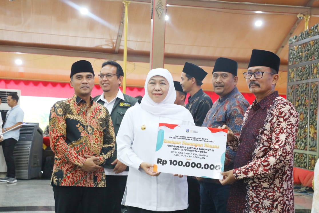 Serahkan Bantuan Rp 7,62 Miliar untuk Masyarakat Bangkalan, Gubernur Khofifah Optimis Kemiskinan Ekstrem di Jatim Turun.