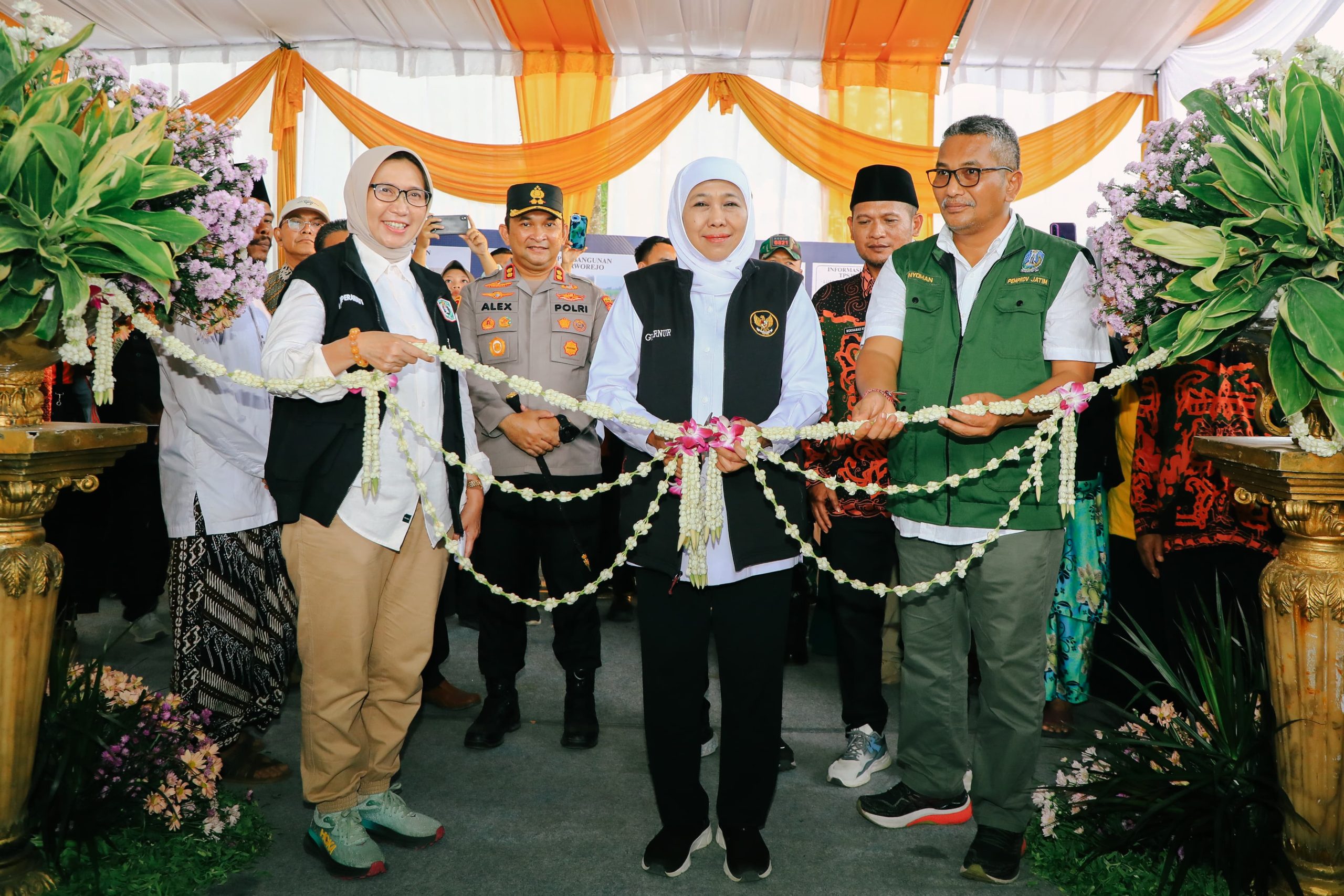 Resmikan Dua Tempat Pengolahan Sampah 3R di Lumajang, Gubernur Khofifah: Ubah Sampah Jadi Rupiah dan Berkah dengan Teknologi Sederhana