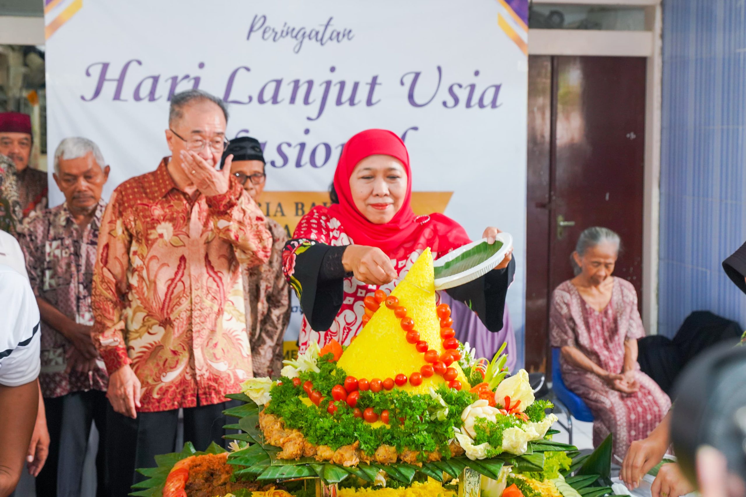 Peringati HLUN 2025, Gubernur Khofifah Sapa Lansia dan Potong Tumpeng di Panti Werda Surabaya
