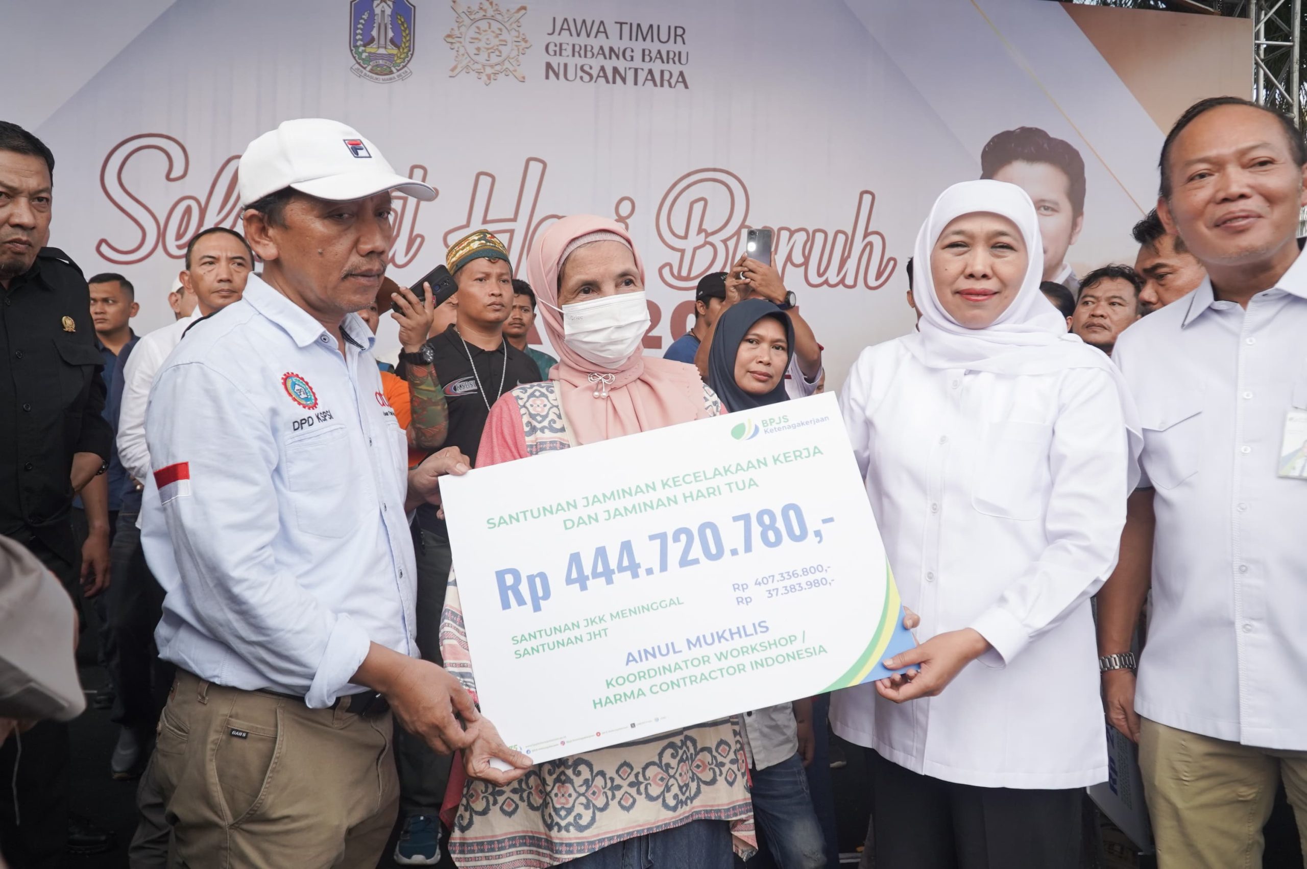 Gubernur Khofifah Bersama Ribuan Buruh se Jatim Sepakati 17 Tuntutan di Hari Buruh Internasional