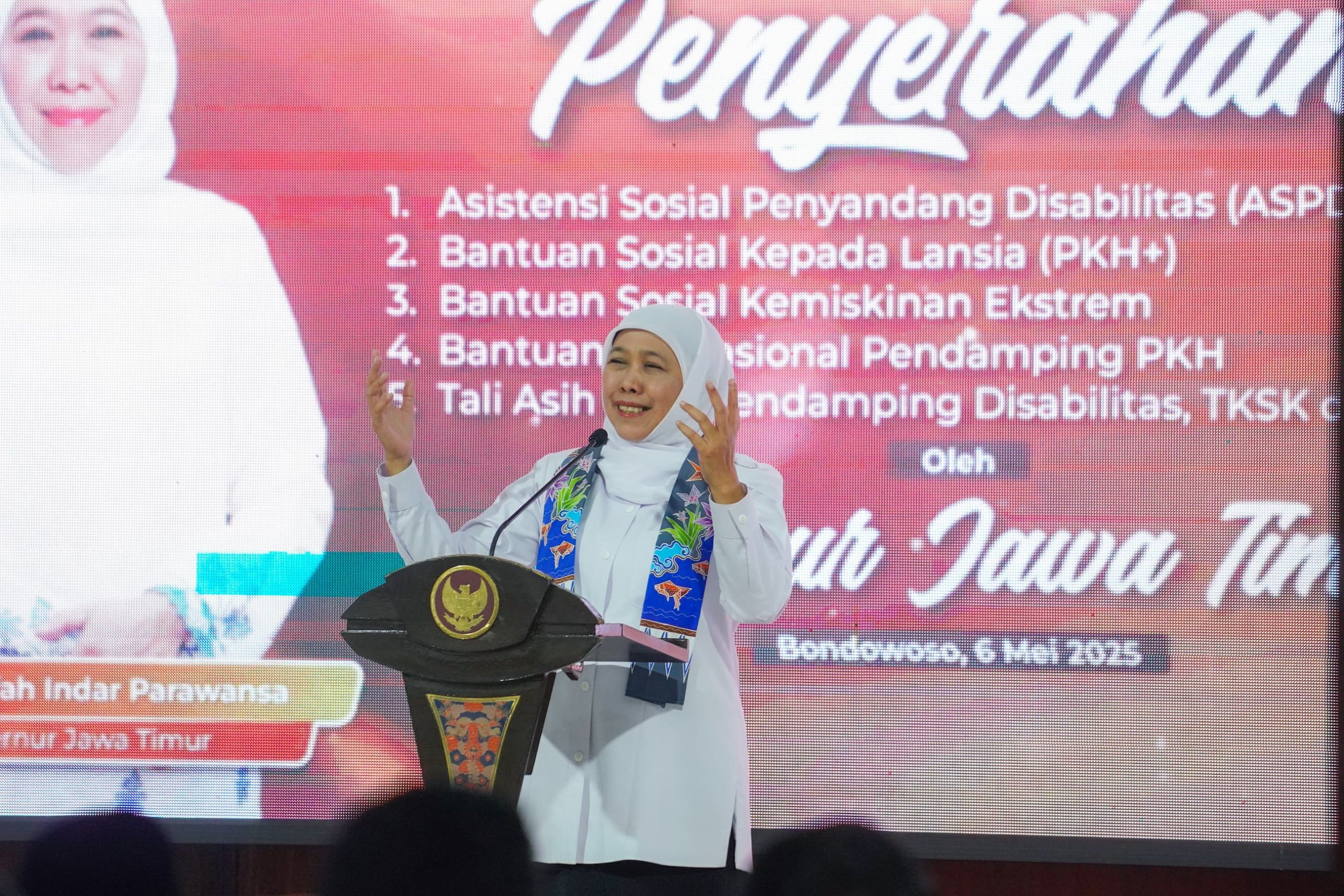 Lindungi Kelompok Rentan dan Entas Kemiskinan , Gubernur Khofifah Salurkan Bansos Rp 12,9 Miliar di Bondowoso