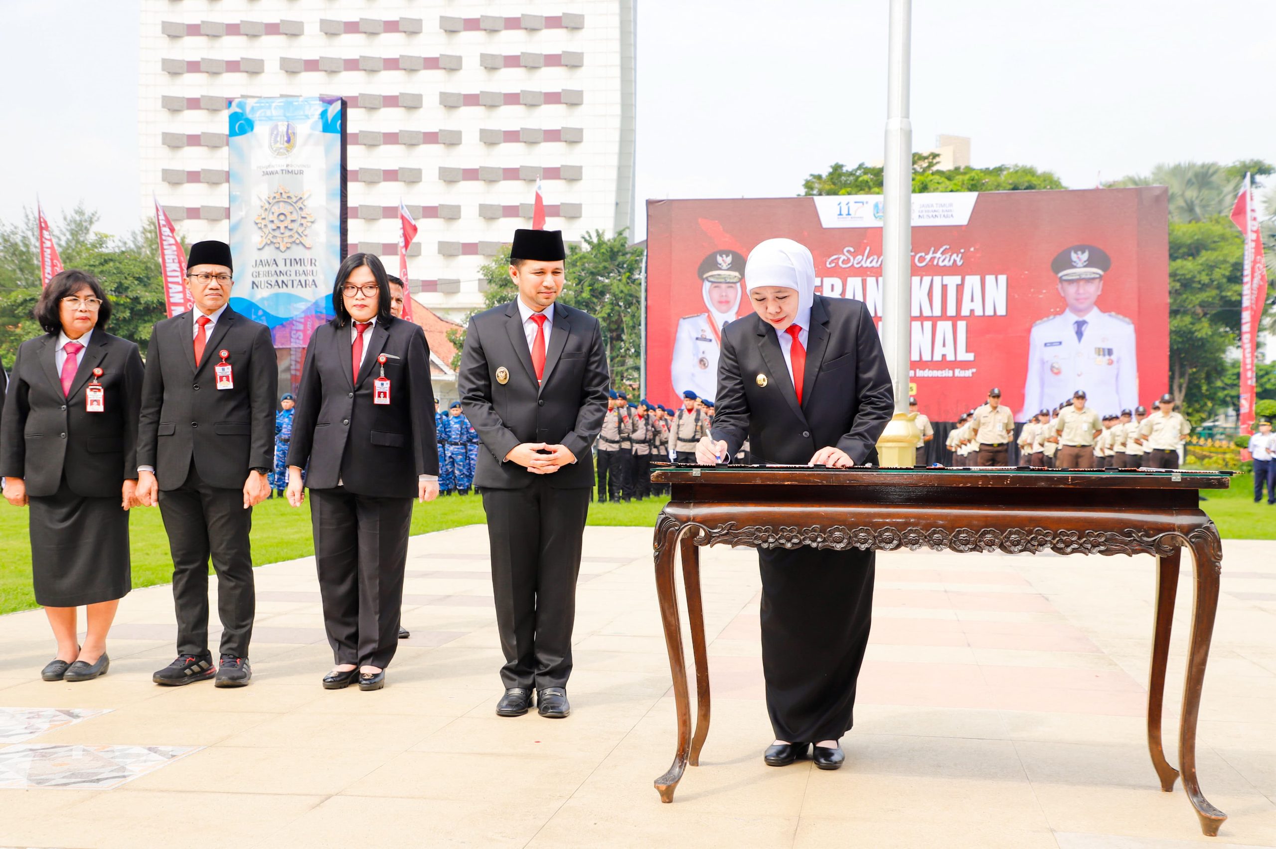 Gubernur Khofifah Pimpin Upacara Peringatan Harkitnas 2025, Ajak Masyarakat Bangkit Hadapi Dampak Dinamika Ekonomi  Global