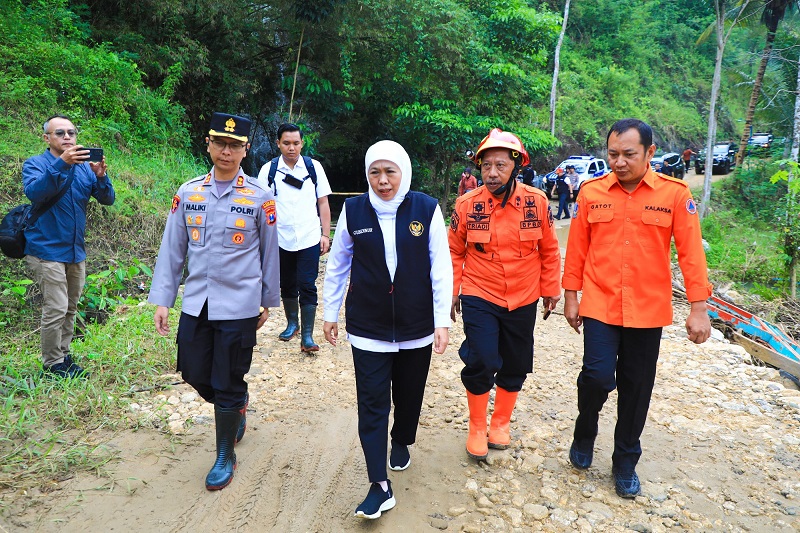 Gubernur Khofifah Susuri Medan Curam Dampak Longsor Trenggalek, Sampaikan Terimakasih Kepada Kapolda Jatim Turunkan Anjing Pelacak  Pencarian Korban Tertimbun