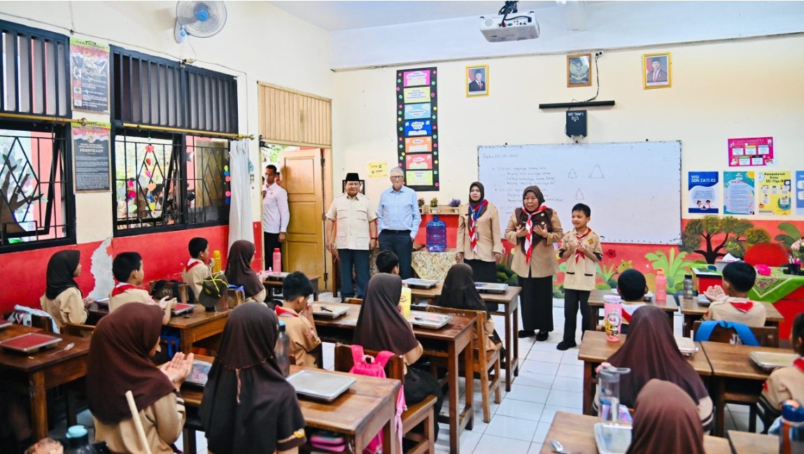 Presiden Prabowo Tinjau Pelaksanaan MBG dan Cek Kesehatan Gratis di Sekolah Bersama Bill Gates