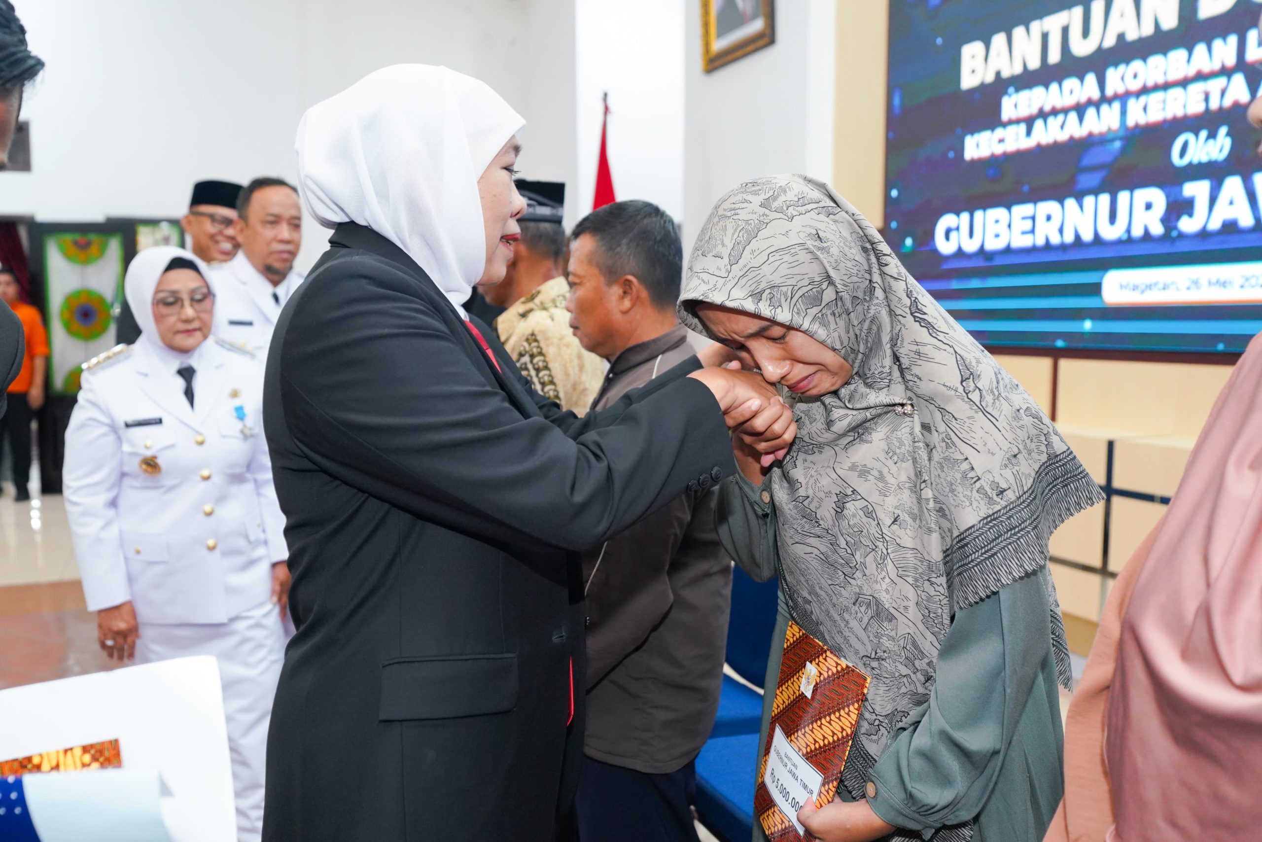 Serahkan Santunan Untuk Korban Laka Kereta Api di Magetan, Gubernur Khofifah Evaluasi Keamanan Perlintasan Sebidang