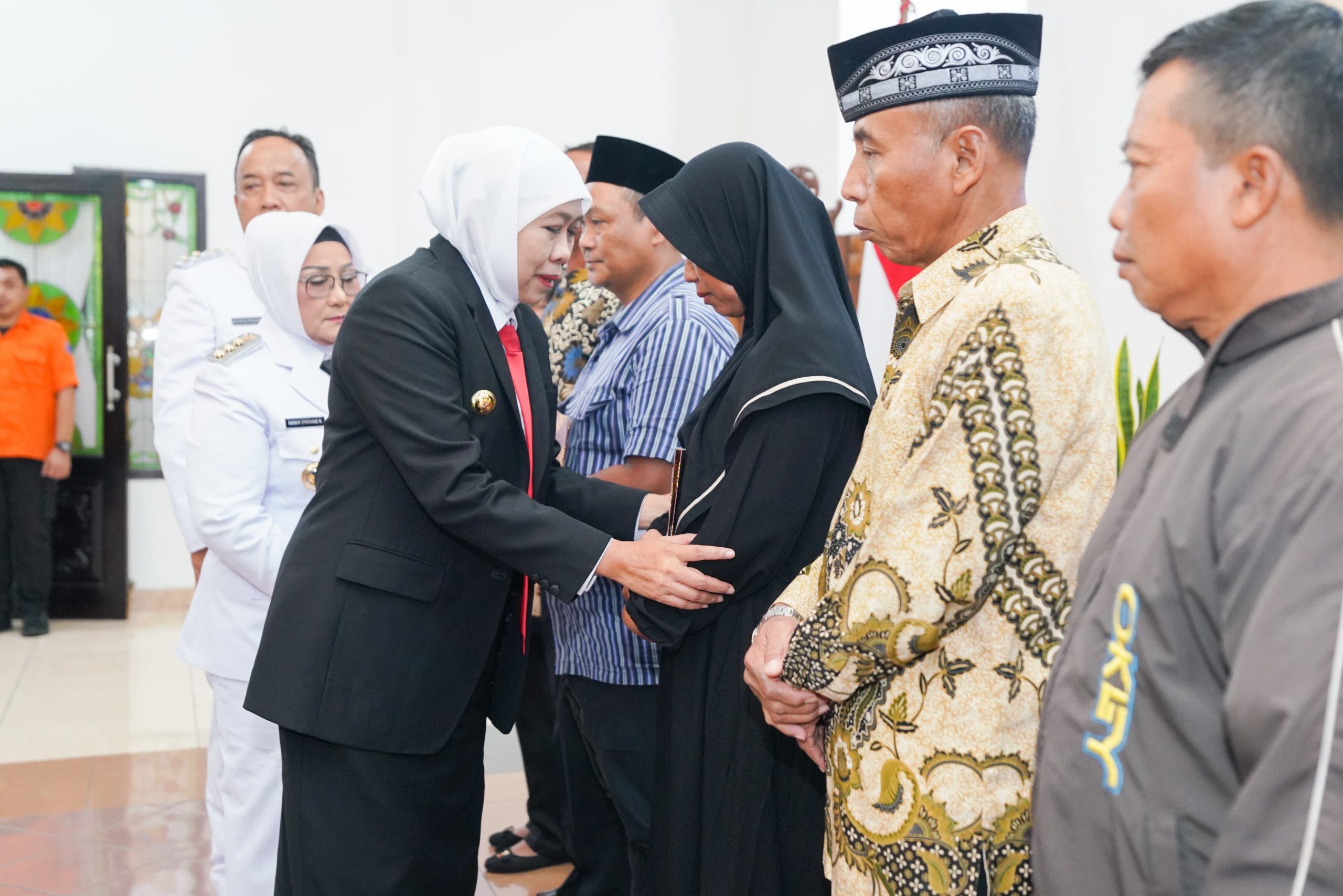 Serahkan Santunan Untuk Korban Laka Kereta Api di Magetan, Gubernur Khofifah Evaluasi Keamanan Perlintasan Sebidang