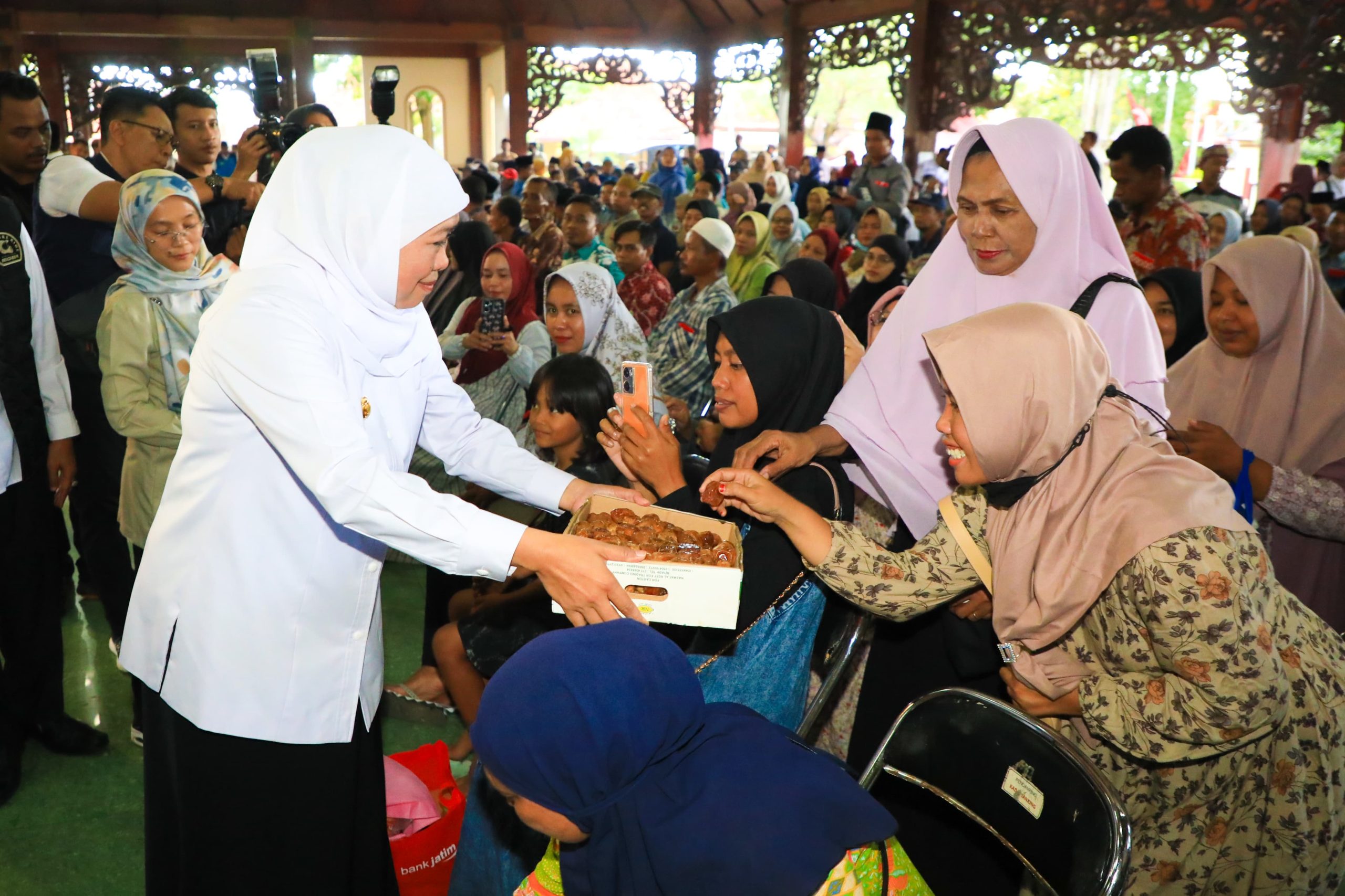 Perkuat Perlindungan Sosial dan Pemberdayaan Masyarakat Desa, Gubernur Khofifah Salurkan Bantuan Rp6,37 Miliar di Kabupaten Pamekasan