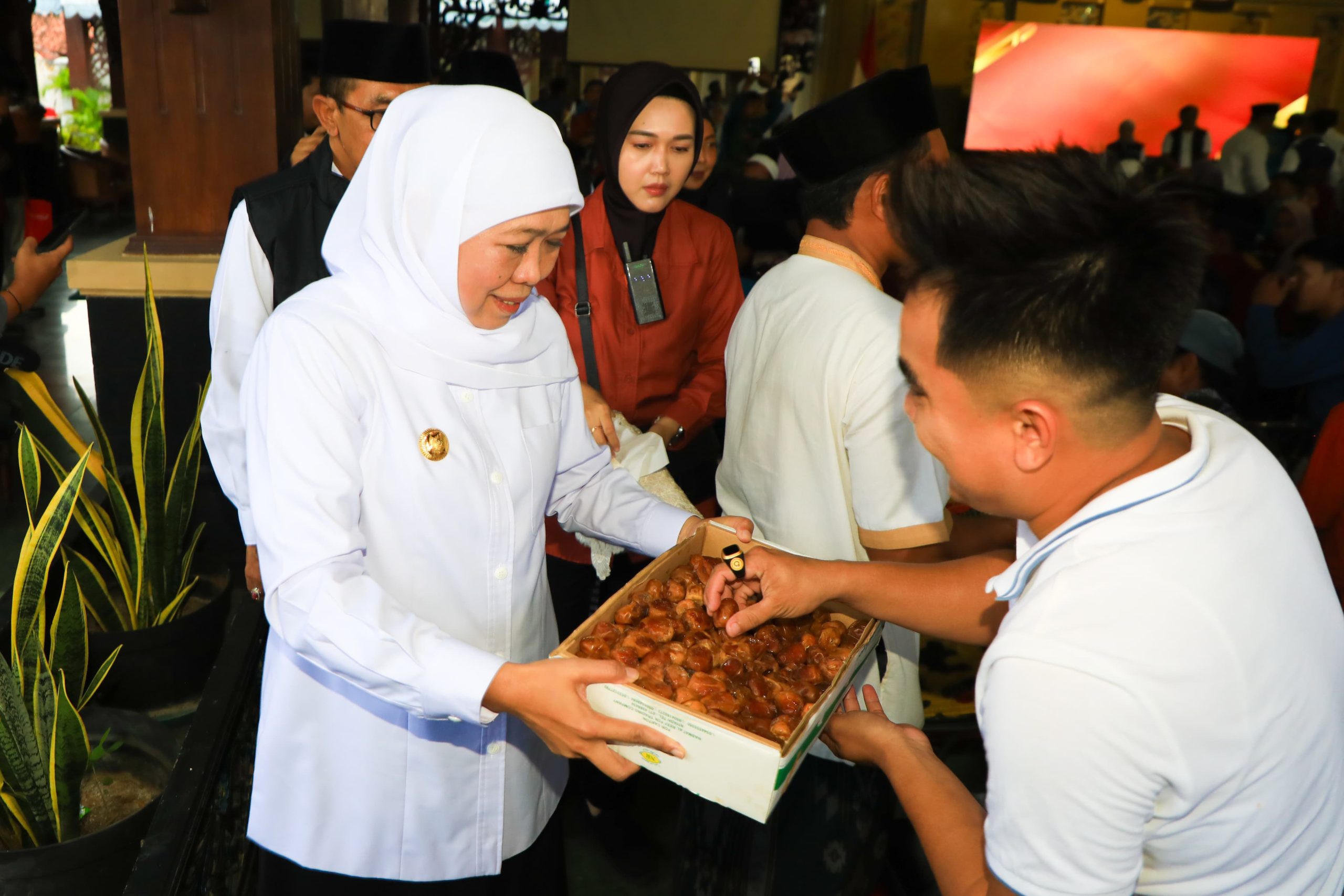 Perkuat Perlindungan Sosial dan Pemberdayaan Masyarakat Desa, Gubernur Khofifah Salurkan Bantuan Rp6,37 Miliar di Kabupaten Pamekasan