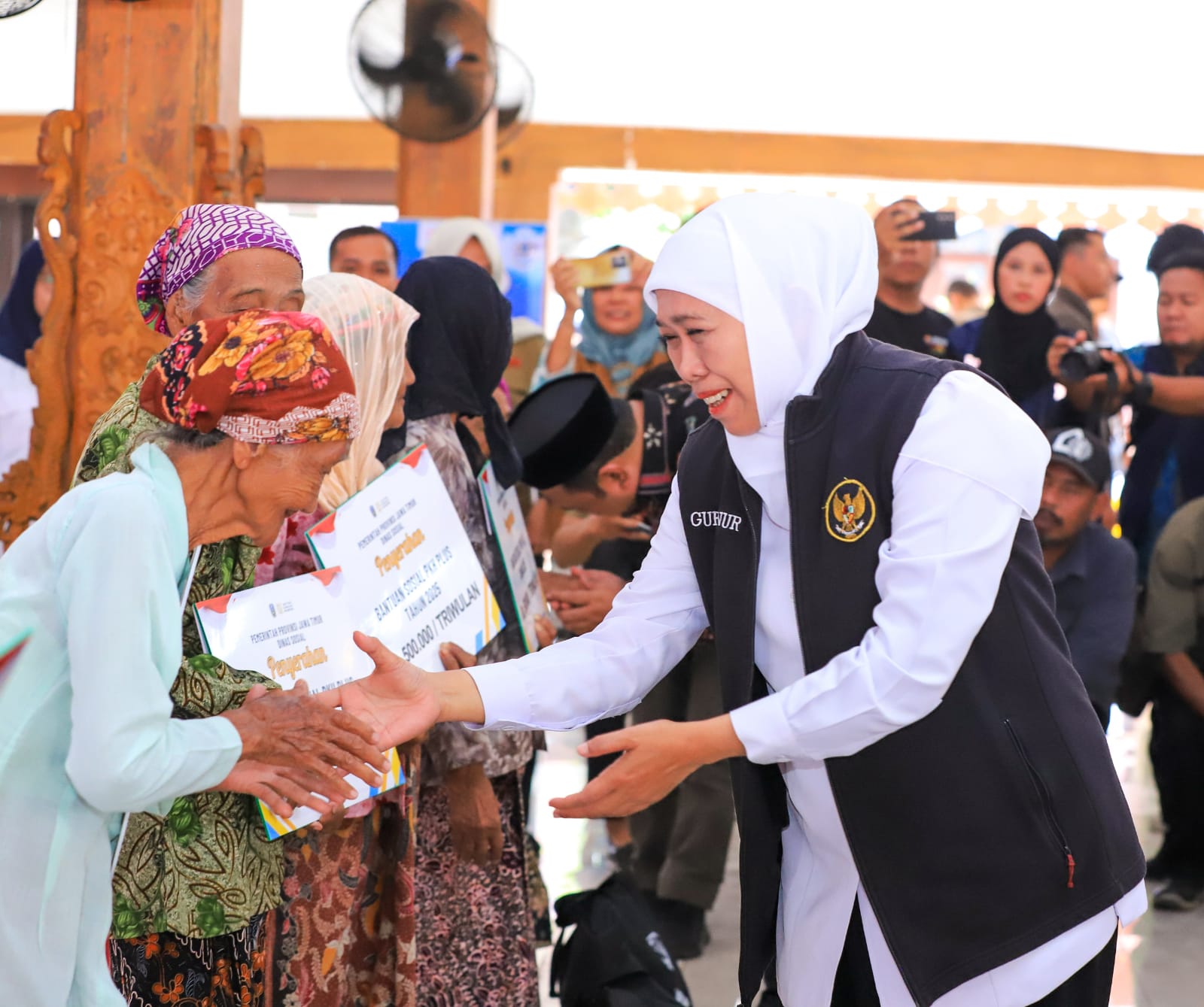 Gubernur Khofifah Salurkan Bantuan Rp10,2 Miliar, Komitmen Tekan Angka Kemiskinan dan Berdayakan Ekonomi  Masyarakat Kabupaten Probolinggo
