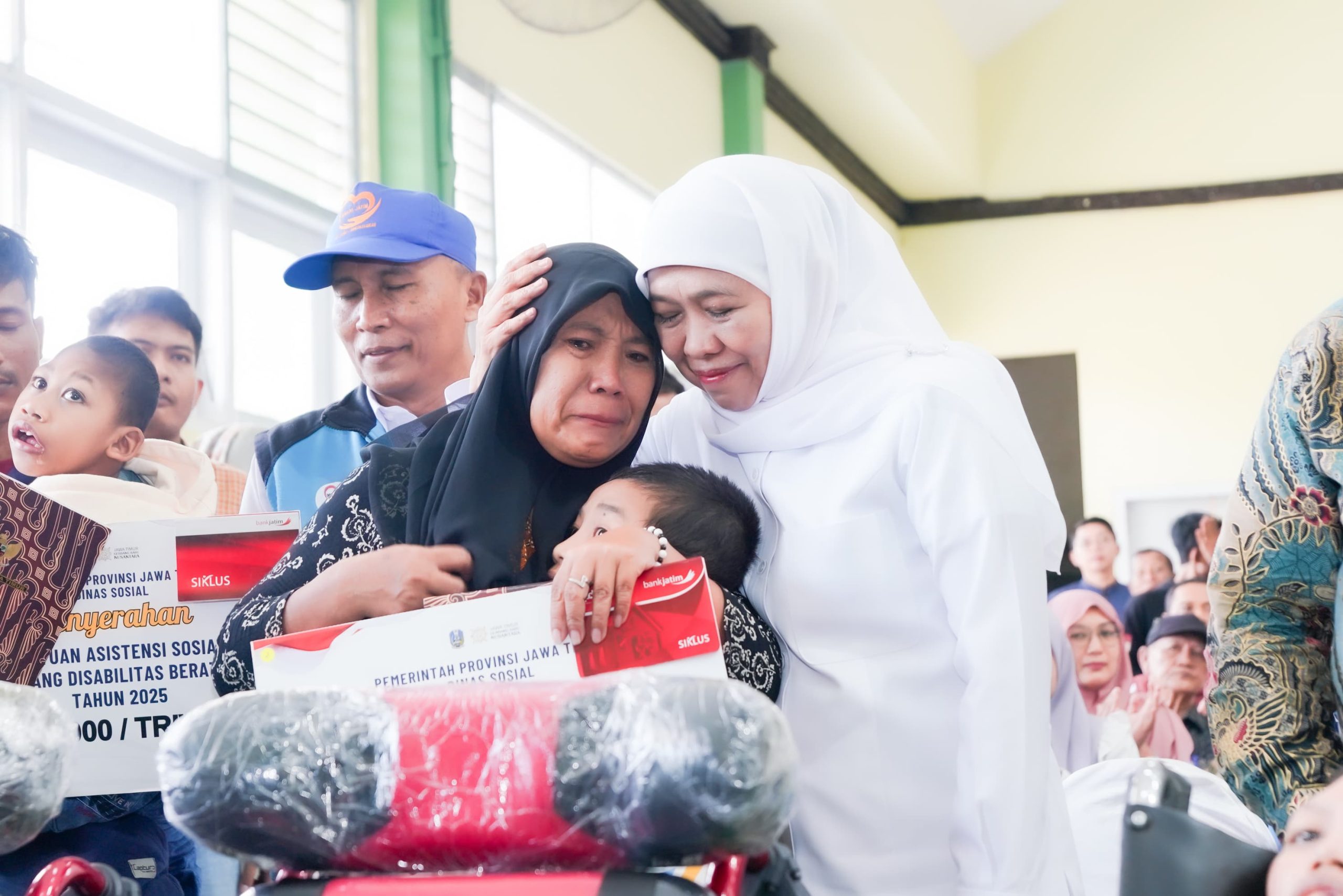 Salurkan Bantuan dan Zakat Produktif Rp5,69 Miliar di Jombang, Gubernur Khofifah Komitmen Tingkatkan Kesejahteraan dan Kemandirian Ekonomi Masyarakat