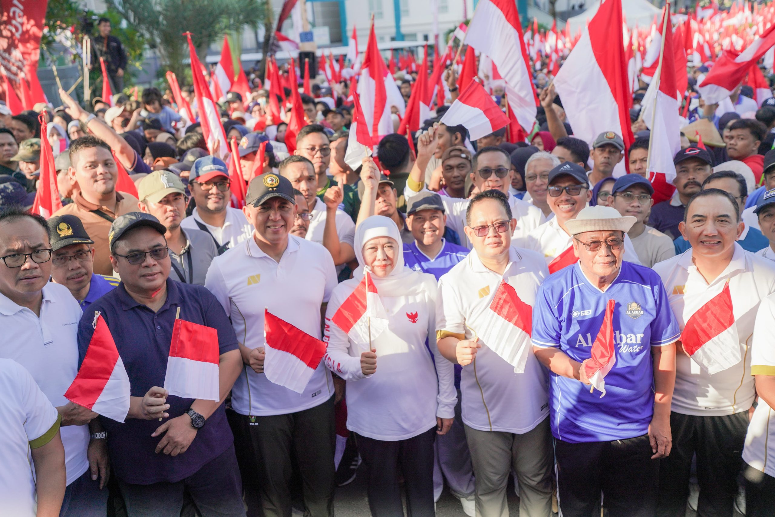 Gubernur Khofifah, Pangdam V/Brawijaya dan Imam Besar Masjid Al-Akbar Bersama Puluhan Ribu Masyarakat Semarakkan Jalan Sehat Tahun Baru Islam 1447 Hijriah