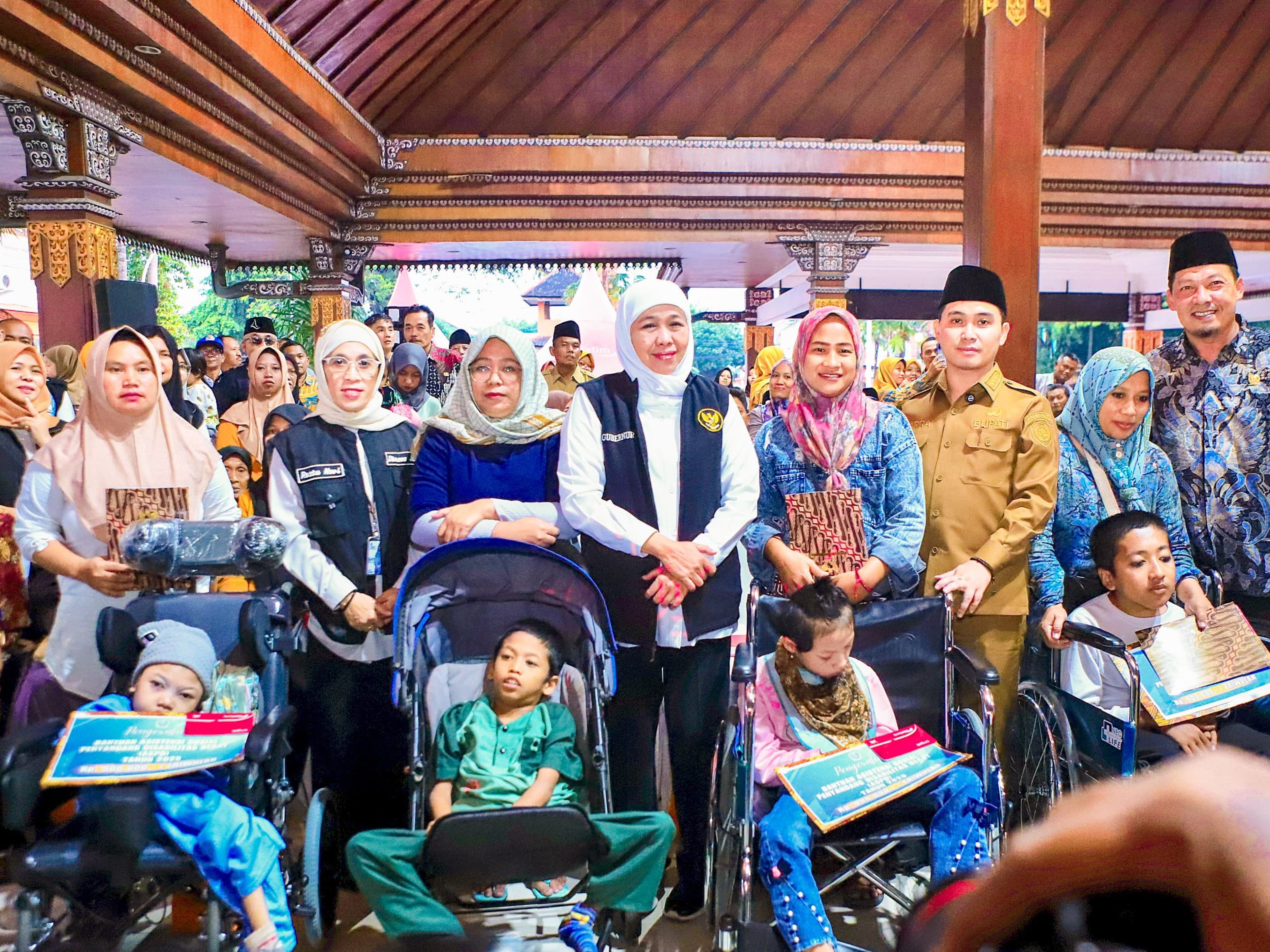 Komitmen Tekan Angka Kemiskinan Esktrem Hingga Nol Persen, Gubernur Khofifah Salurkan Bantuan dan Zakat Produktif Untuk Masyarakat Mojokerto