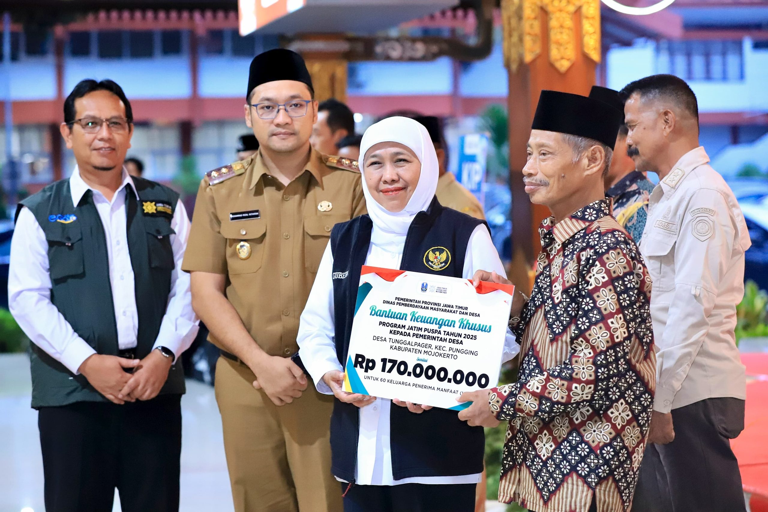 Komitmen Tekan Angka Kemiskinan Esktrem Hingga Nol Persen, Gubernur Khofifah Salurkan Bantuan dan Zakat Produktif Untuk Masyarakat Mojokerto