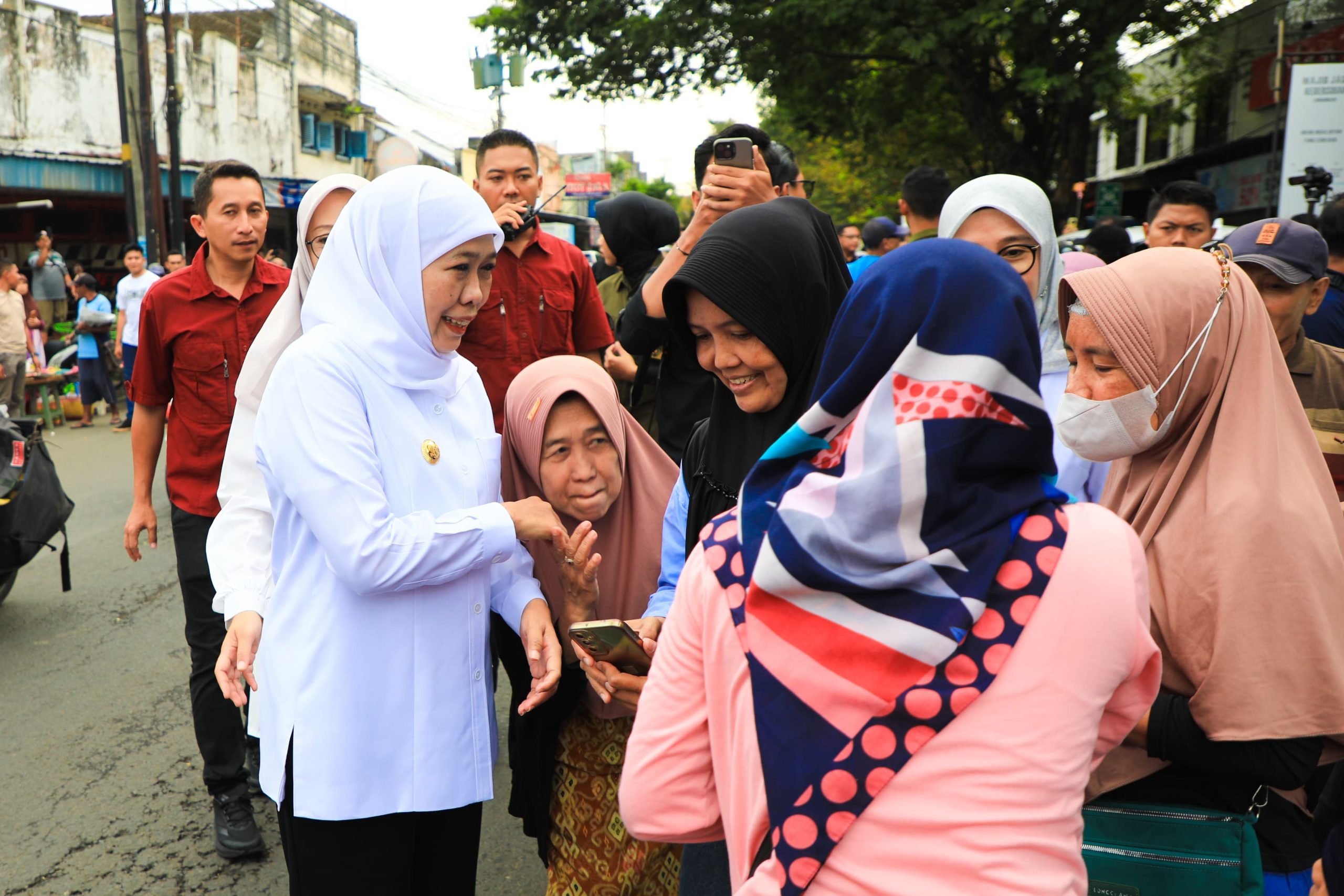 Wapres Gibran dan Gubernur Khofifah Blusukan ke Pasar Rogojampi Banyuwangi, Pastikan Stok Bahan Pokok Aman dan Harga Terkendali