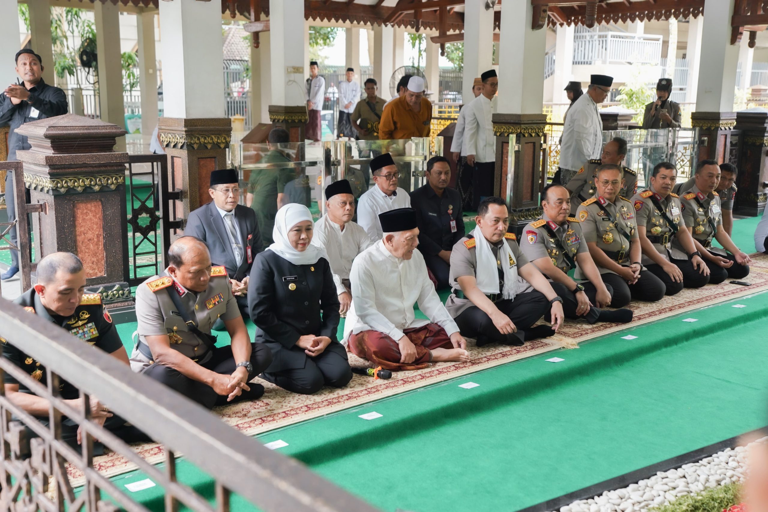 Gubernur Khofifah Dampingi Kapolri Ziarah Makam Gus Dur di Jombang Jatim: Jadikan Teladan Perkuat Toleransi Demi Persatuan Bangsa dan Negara