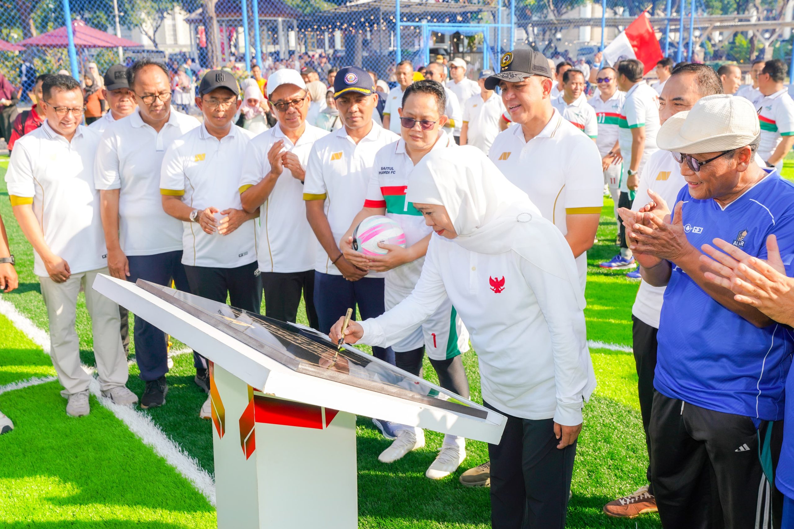 Gubernur Khofifah Resmikan Mini Soccer Al Akbar Sport Center, Perkuat Fungsi Masjid Sebagai Pusat Aktivitas dan Pemersatu Umat